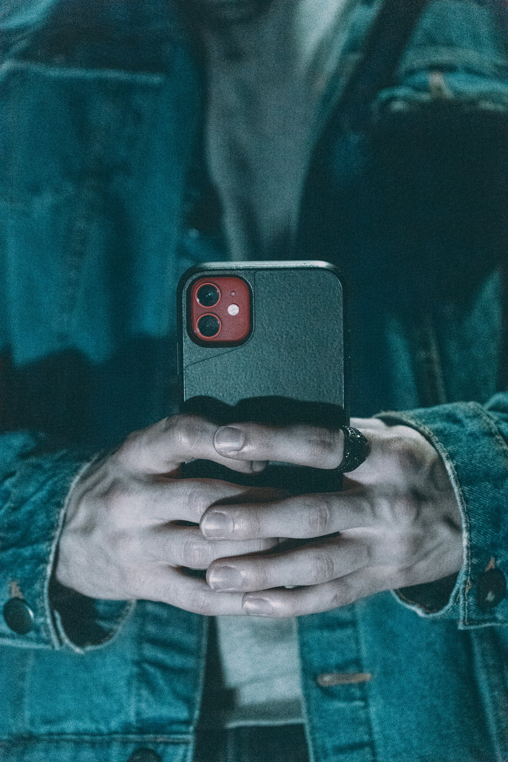 A man holding his phone | Source: Unsplash