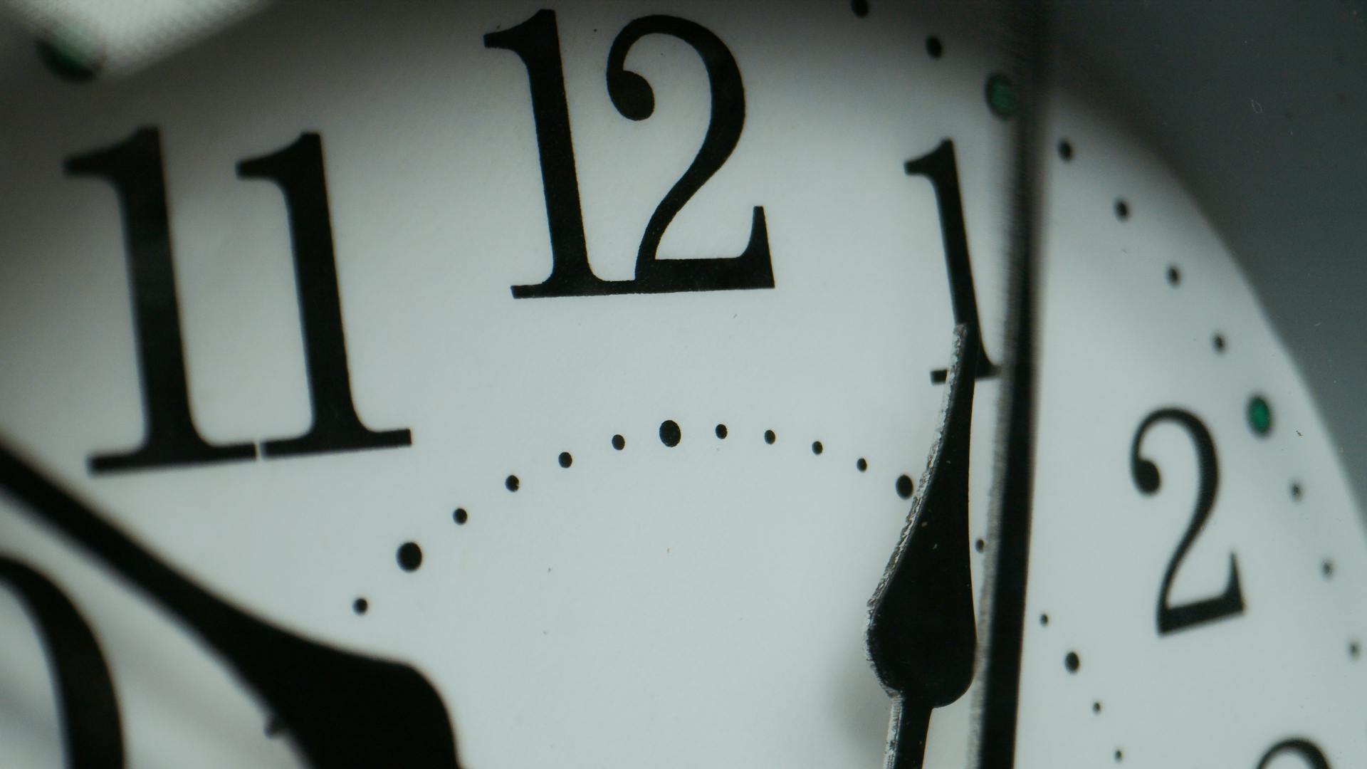 A close-up shot of a clock | Source: Pexels