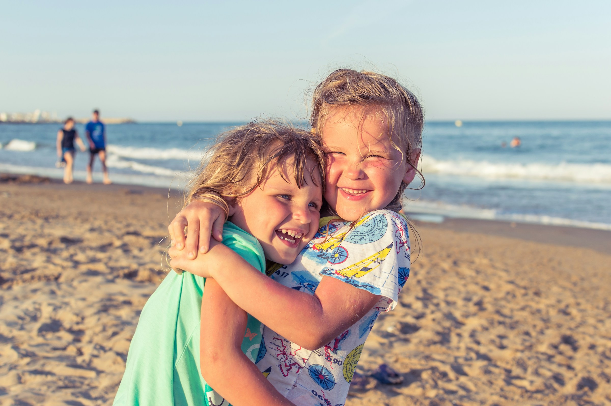 Two little girls hugging | Source: Unsplash