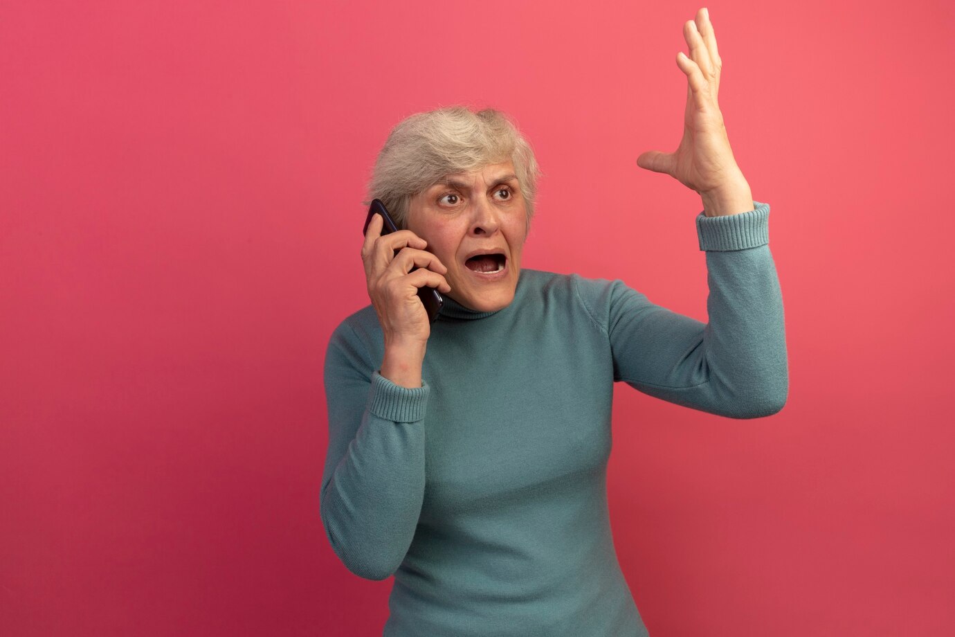 Une femme en colère criant dans son téléphone ⏐ Source : Freepik