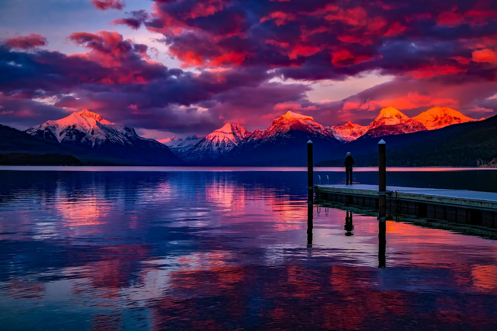 A beautiful sunset over a lake | Source: Pexels