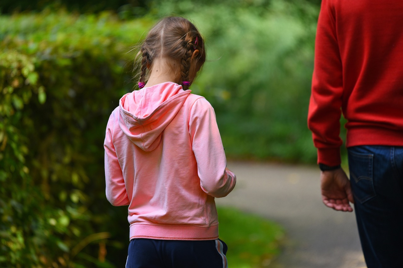 A father and daughter walking together | Source: Pixabay