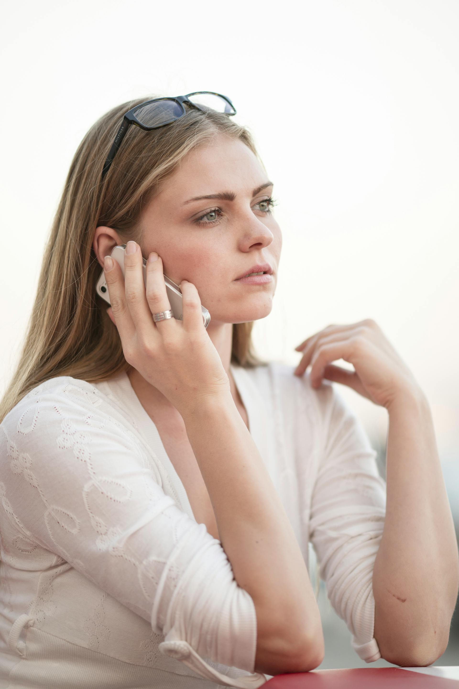 Uma mulher tensa falando ao celular | Fonte: Pexels