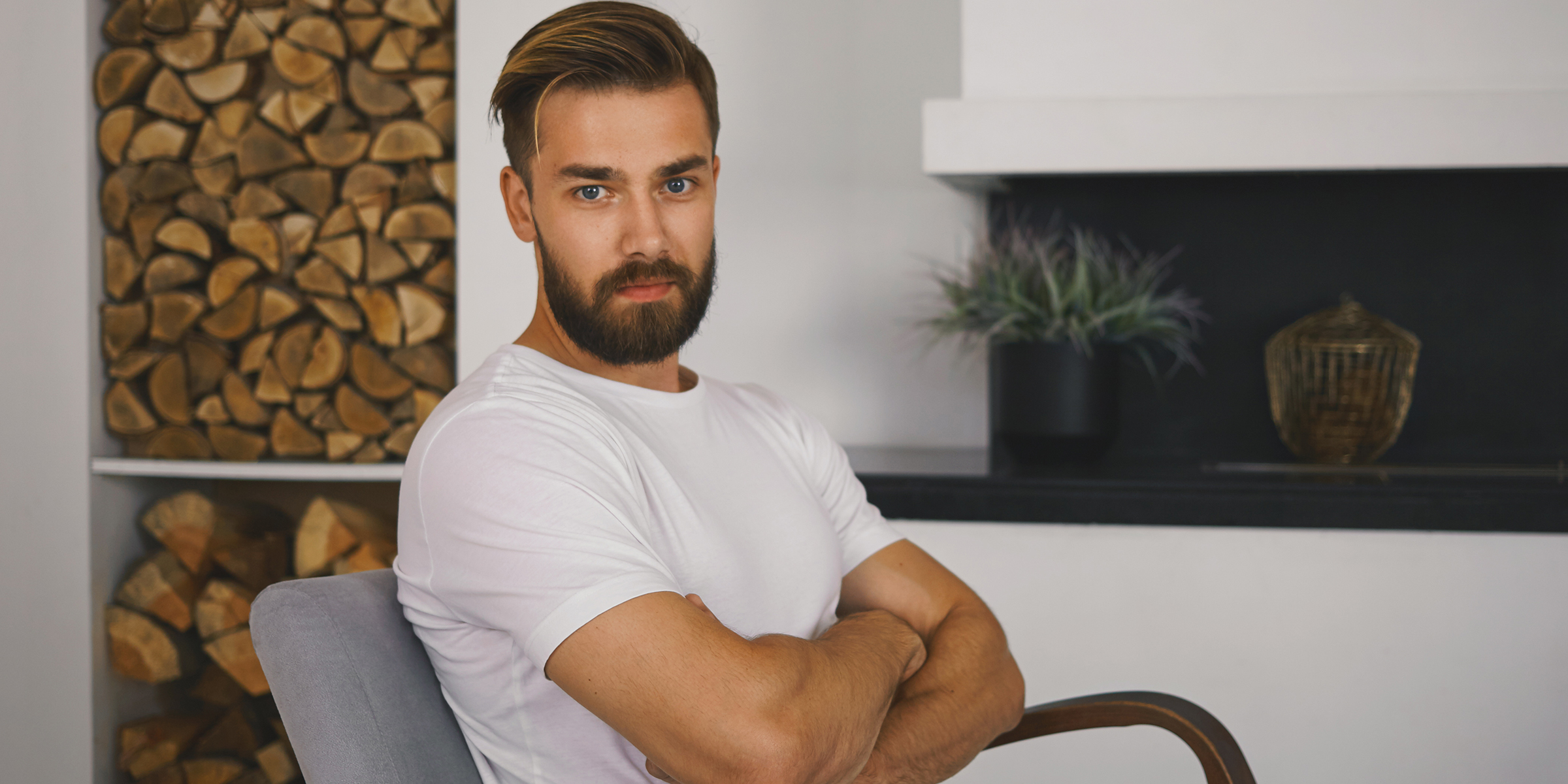 A man sitting on a chair | Source: Freepik