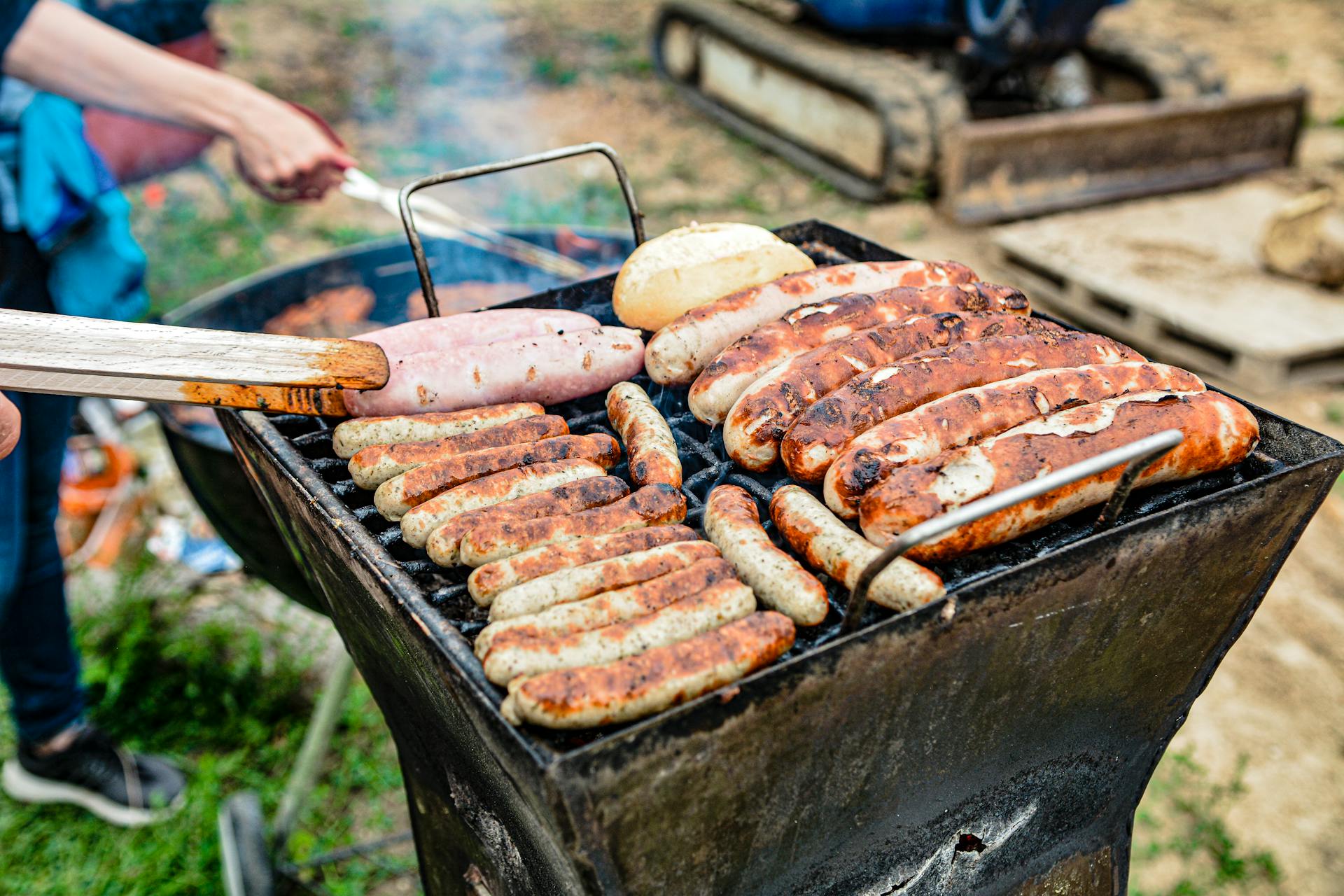 A close-up shot of sausages and burgers on a grill | Source: Pexels