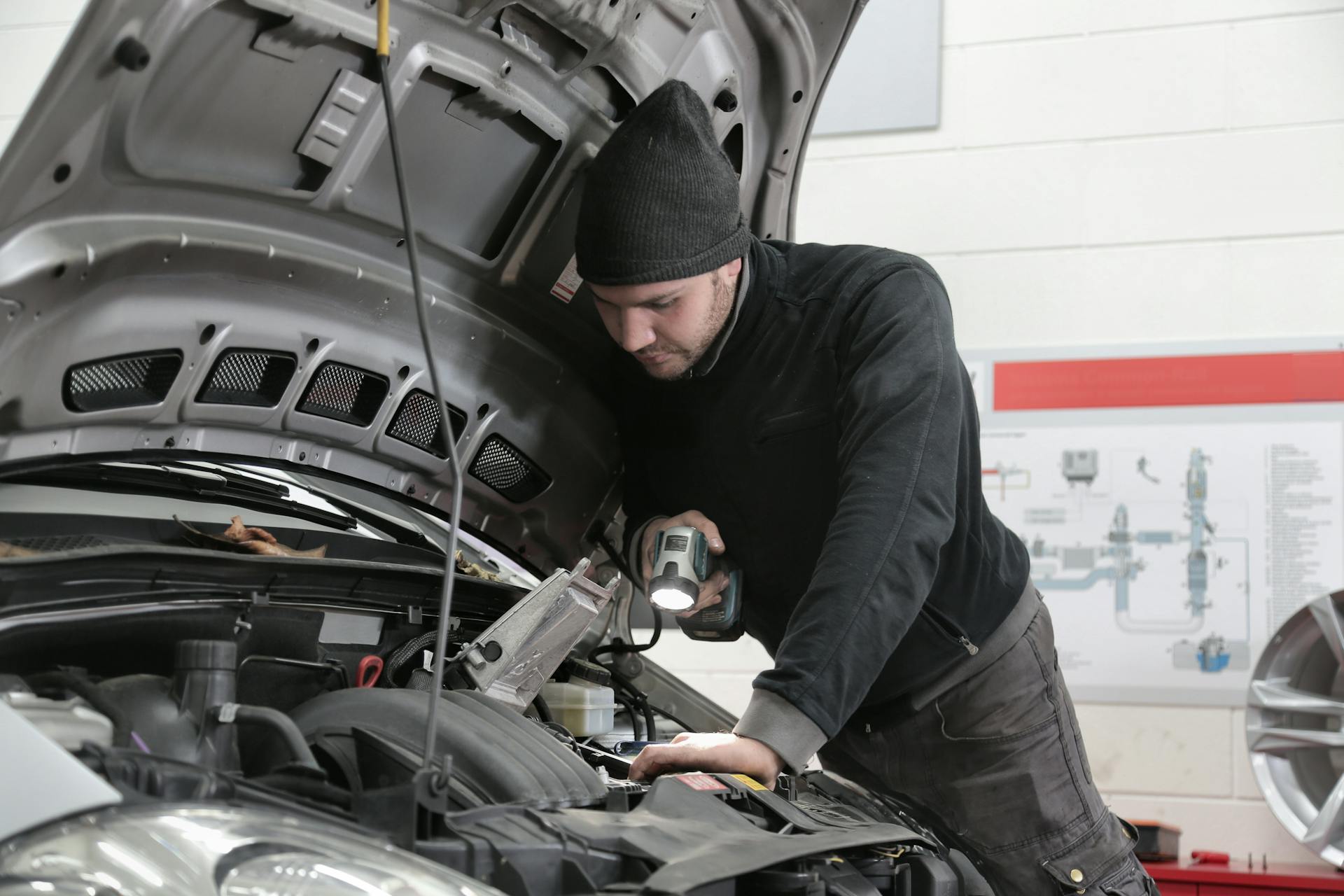 A mechanic inspecting a car | Source: Pexels