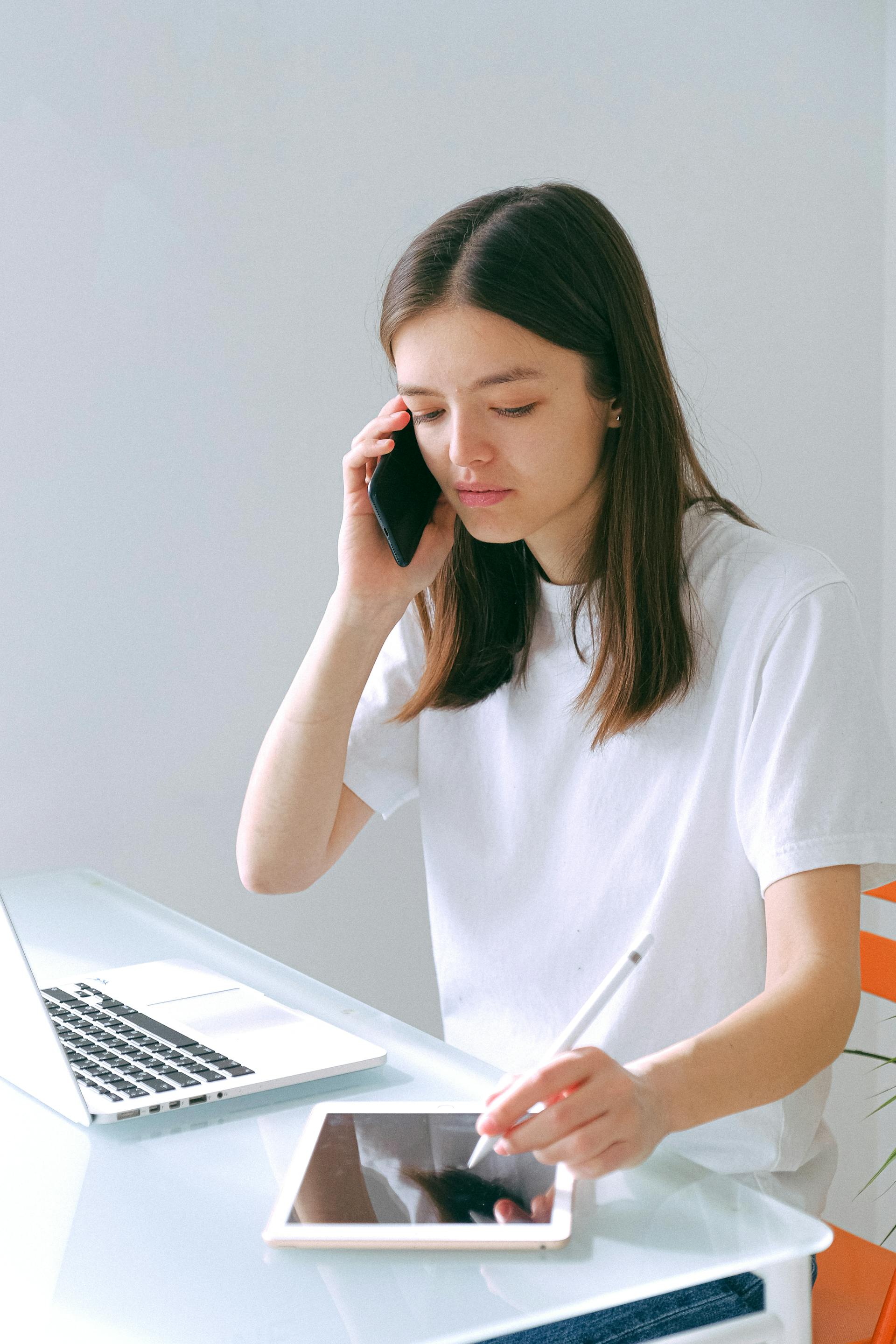 A woman speaking on her cell phone | Source: Pexels