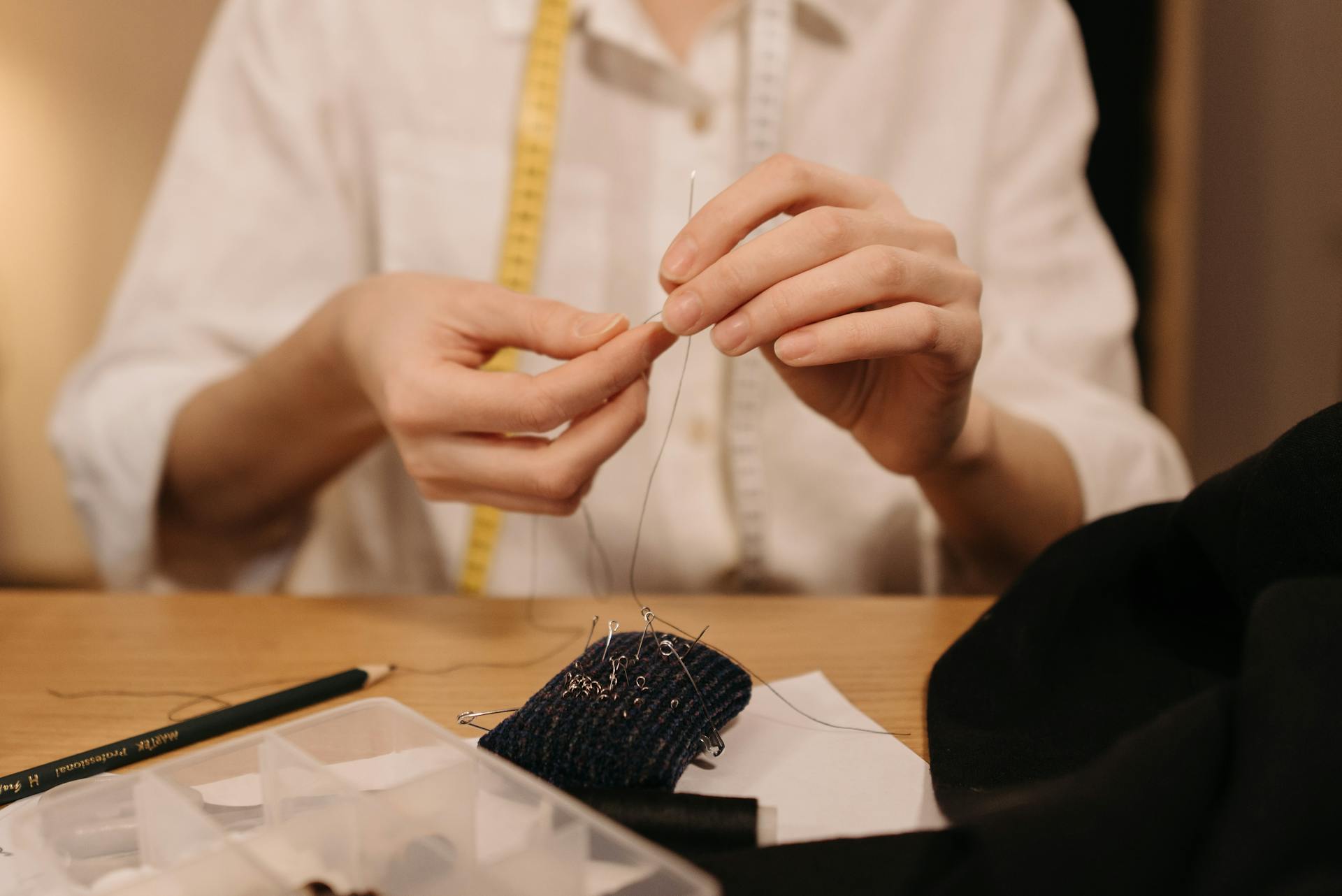 A woman threading a needle | Source: Pexels