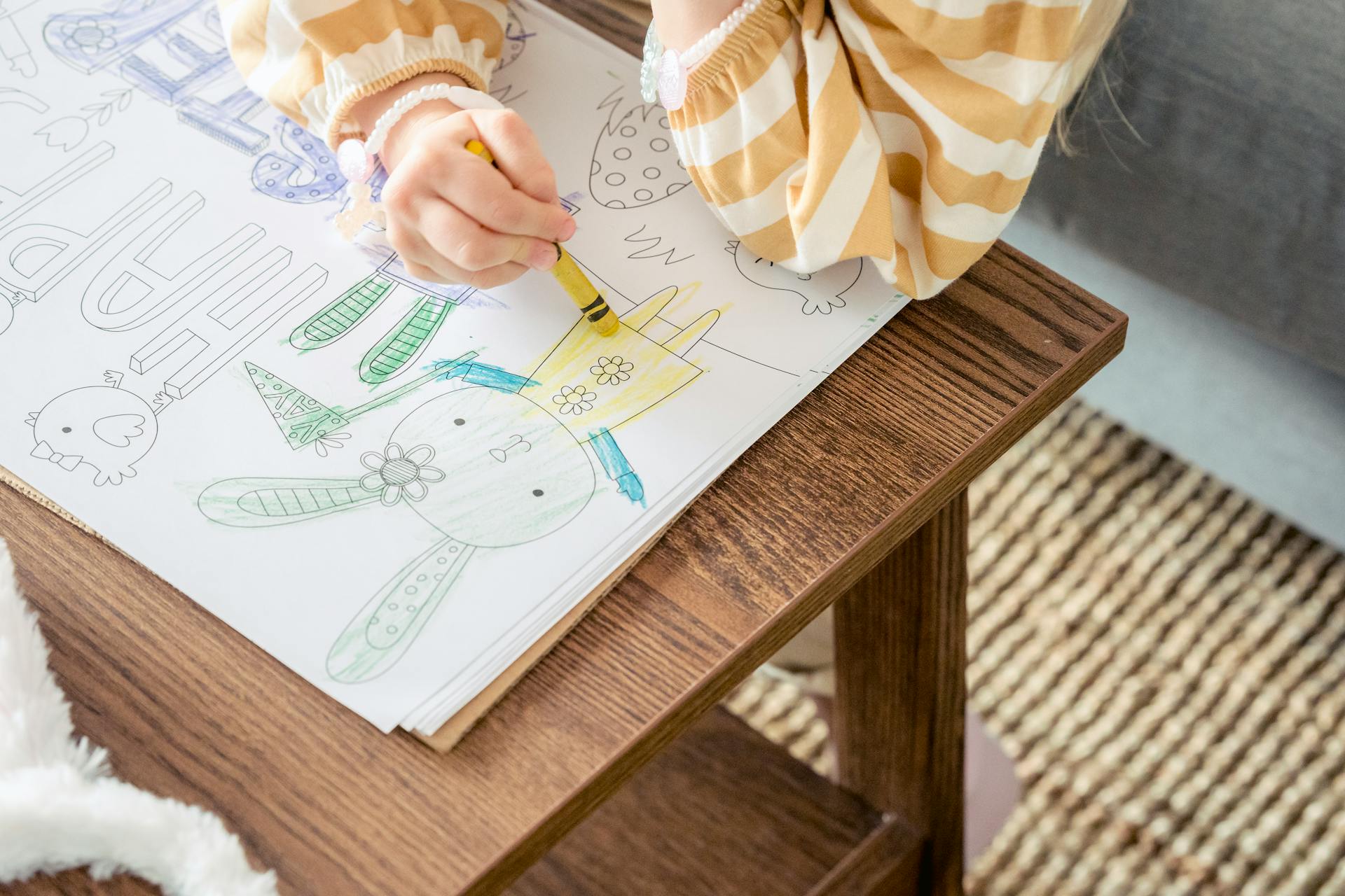 A girl coloring a picture | Source: Pexels