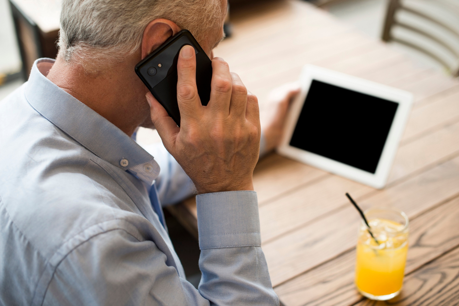 An older man talking on the phone | Source: Freepik
