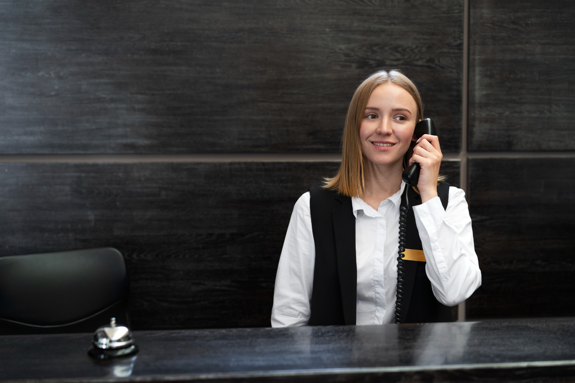 A female receptionist talking on the phone | Source: Freepik