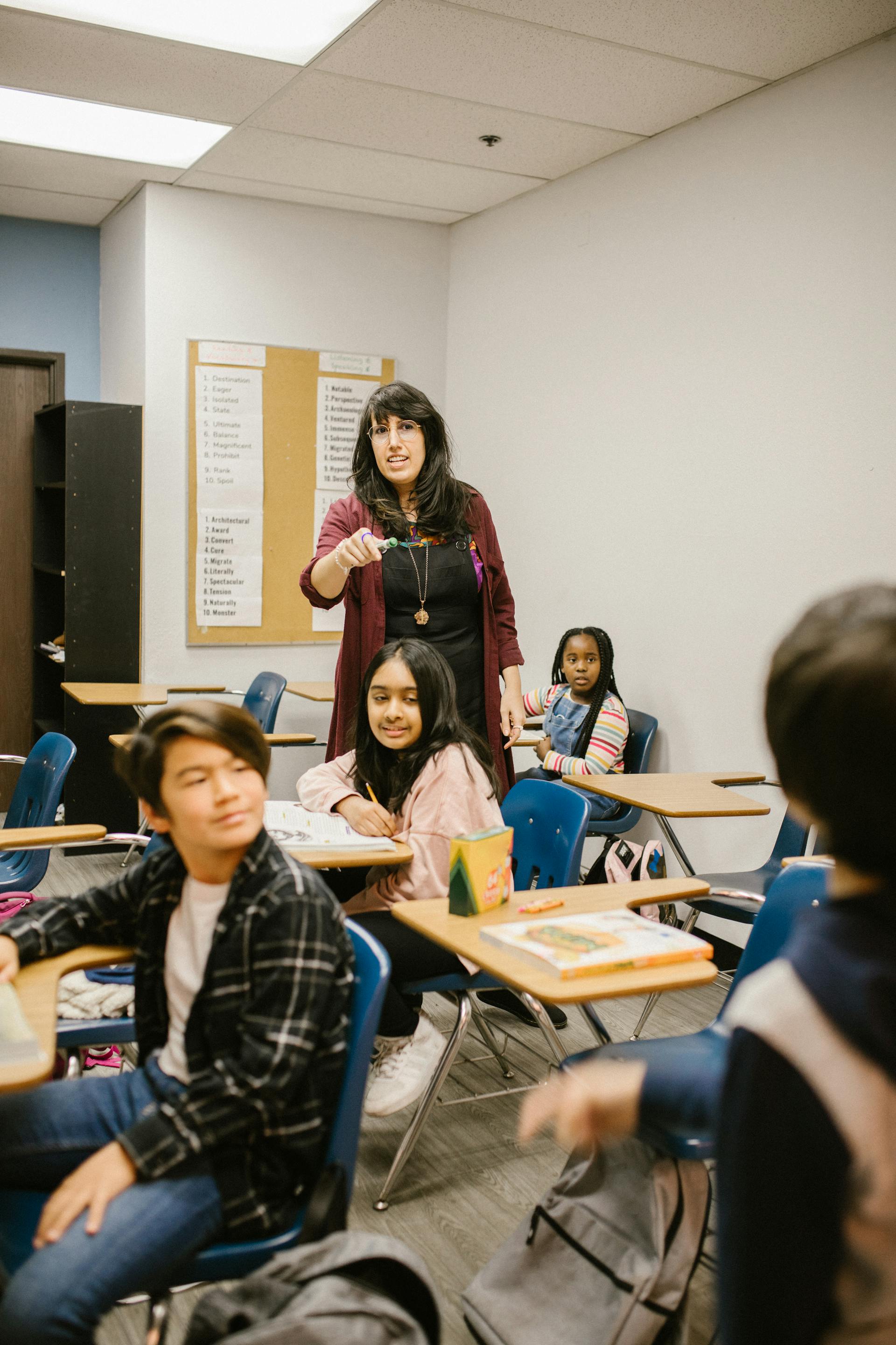 A woman teaching a high school class | Source: Pexels
