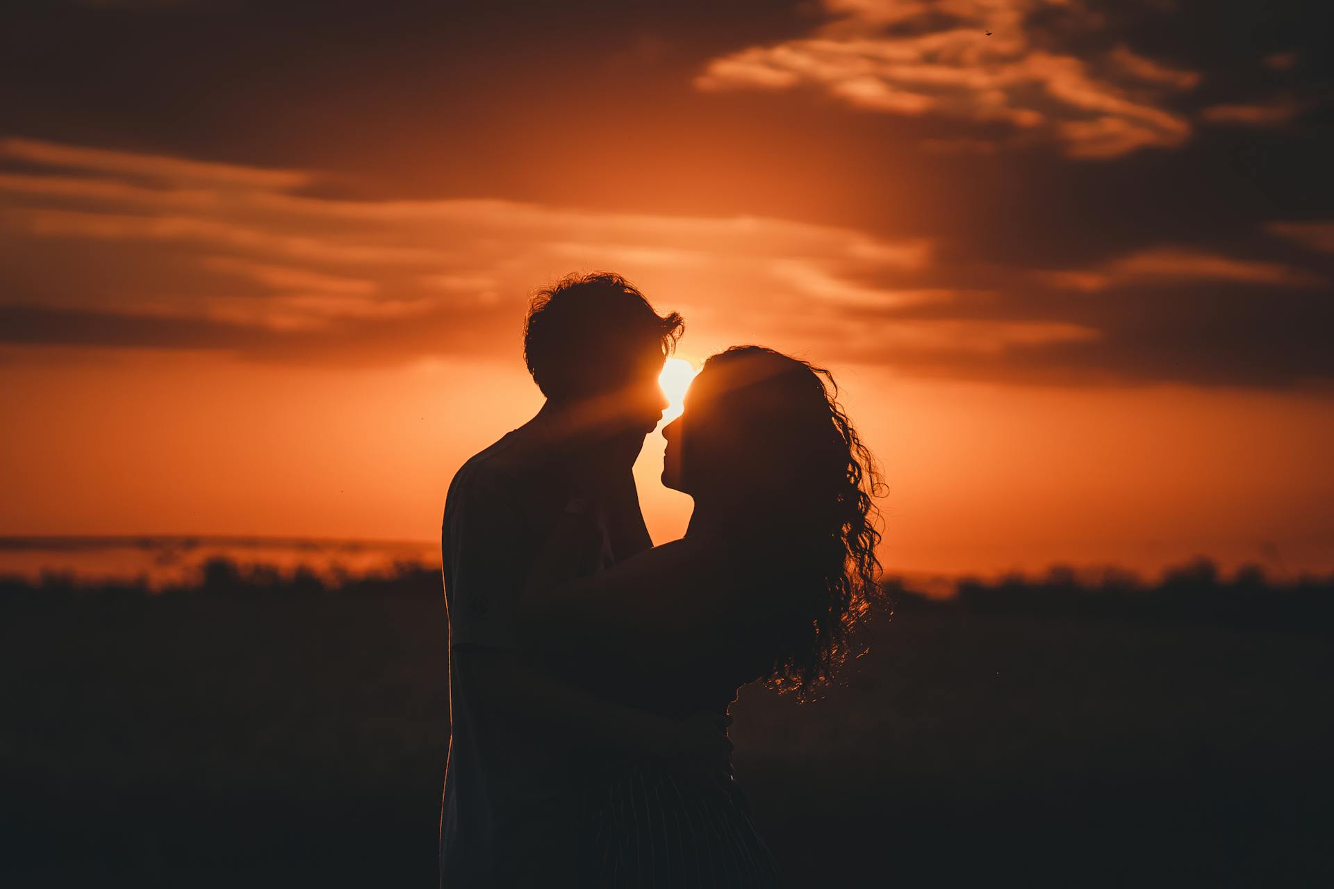 A couple watching the sun set | Source: Pexels
