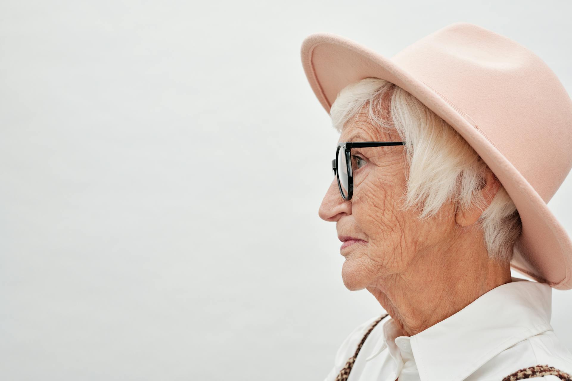 A woman staring at someone | Source: Pexels