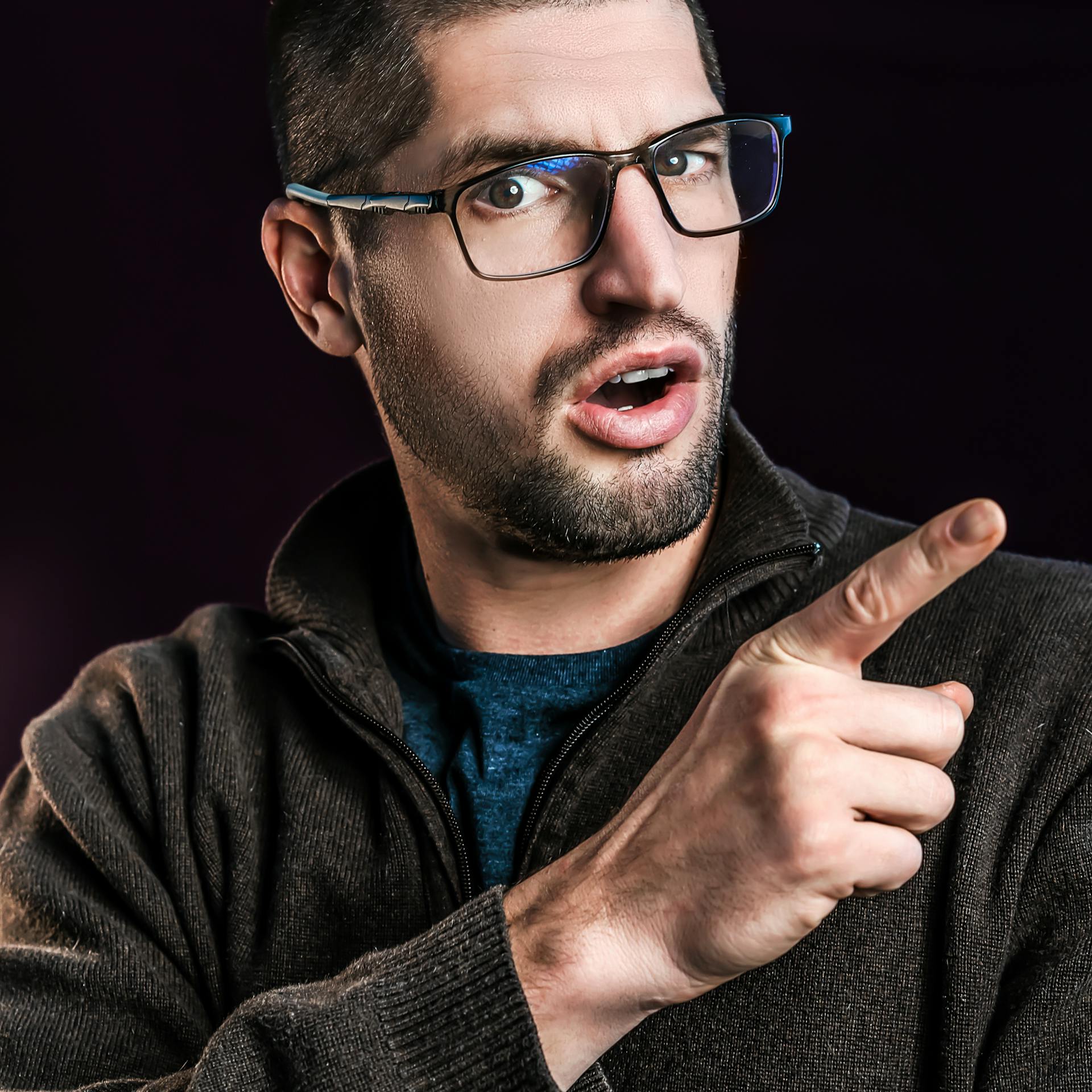 A man pointing his finger while speaking angrily | Source: Pexels