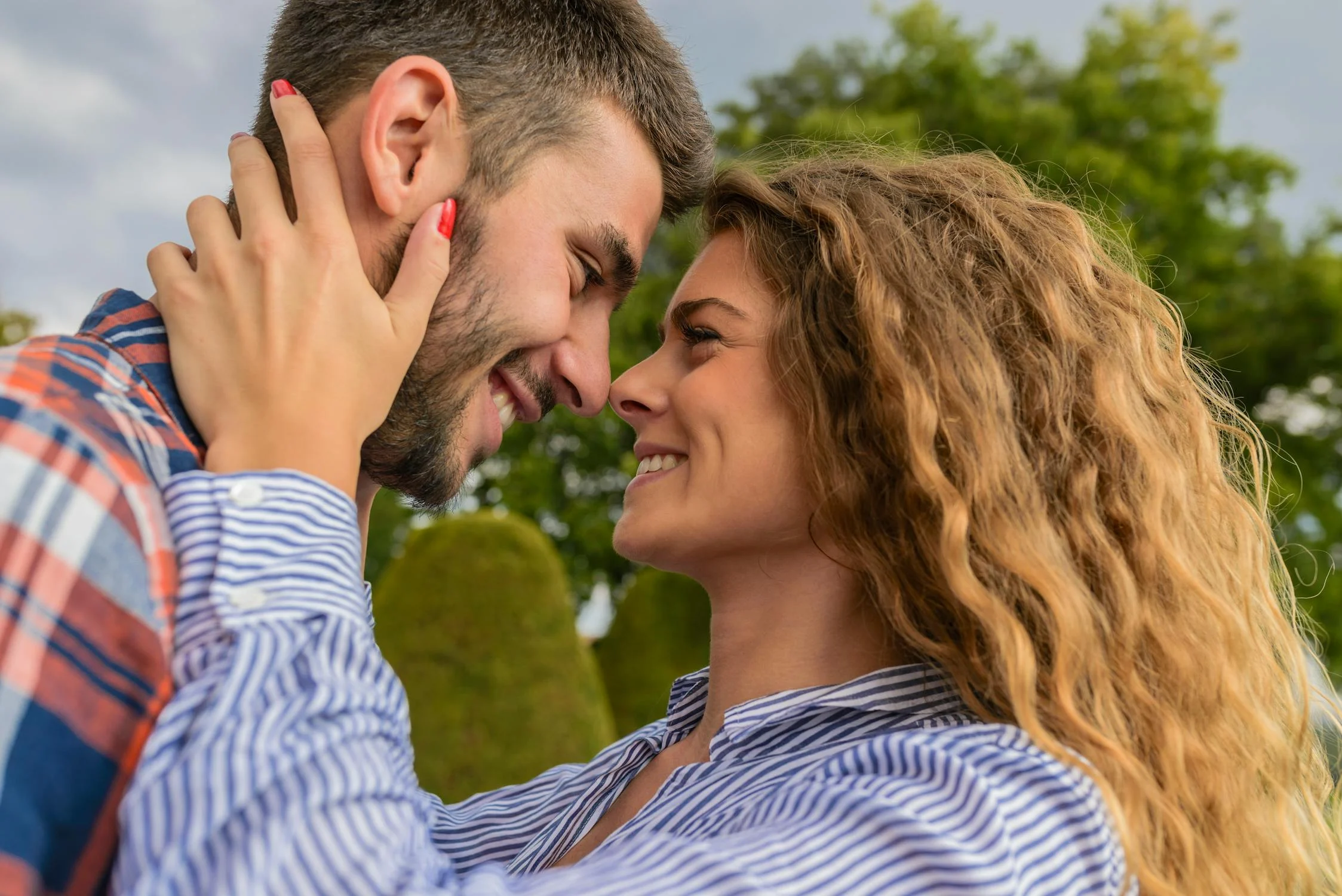 A happy couple looking at each other | Source: Pexels