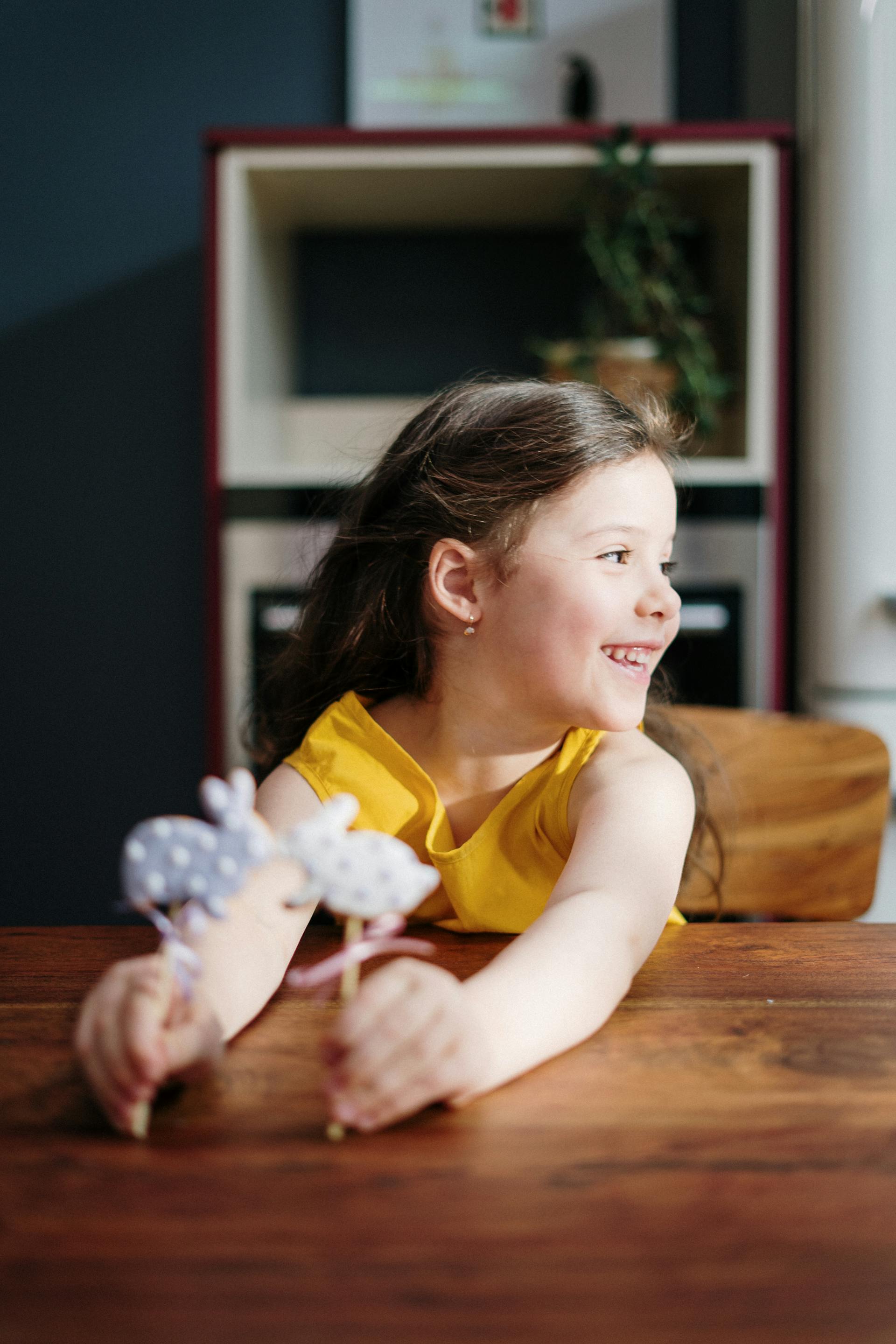 A young girl sitting on a chair and looking sideways | Source: Pexels