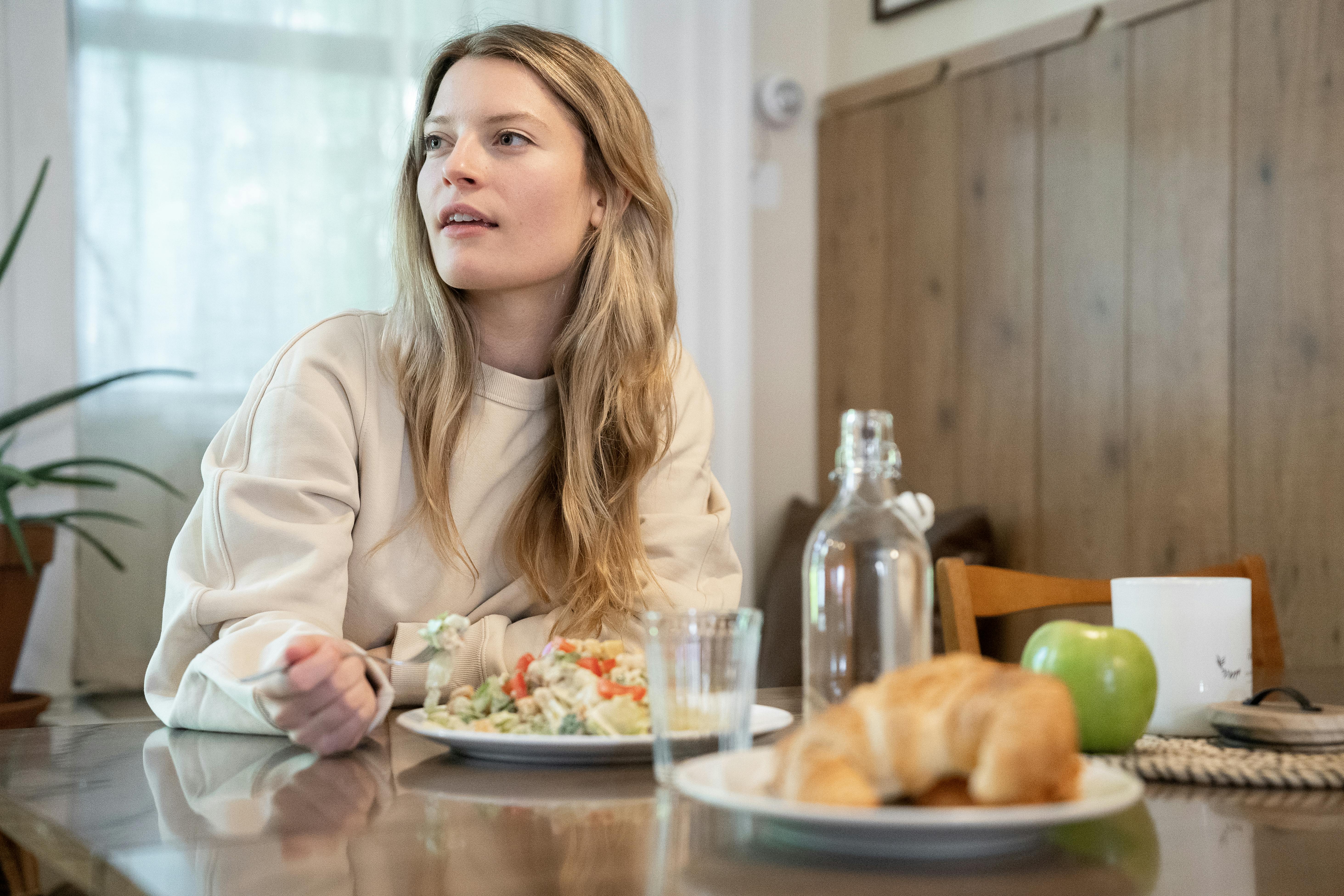 A confused woman having a meal | Source: Pexels