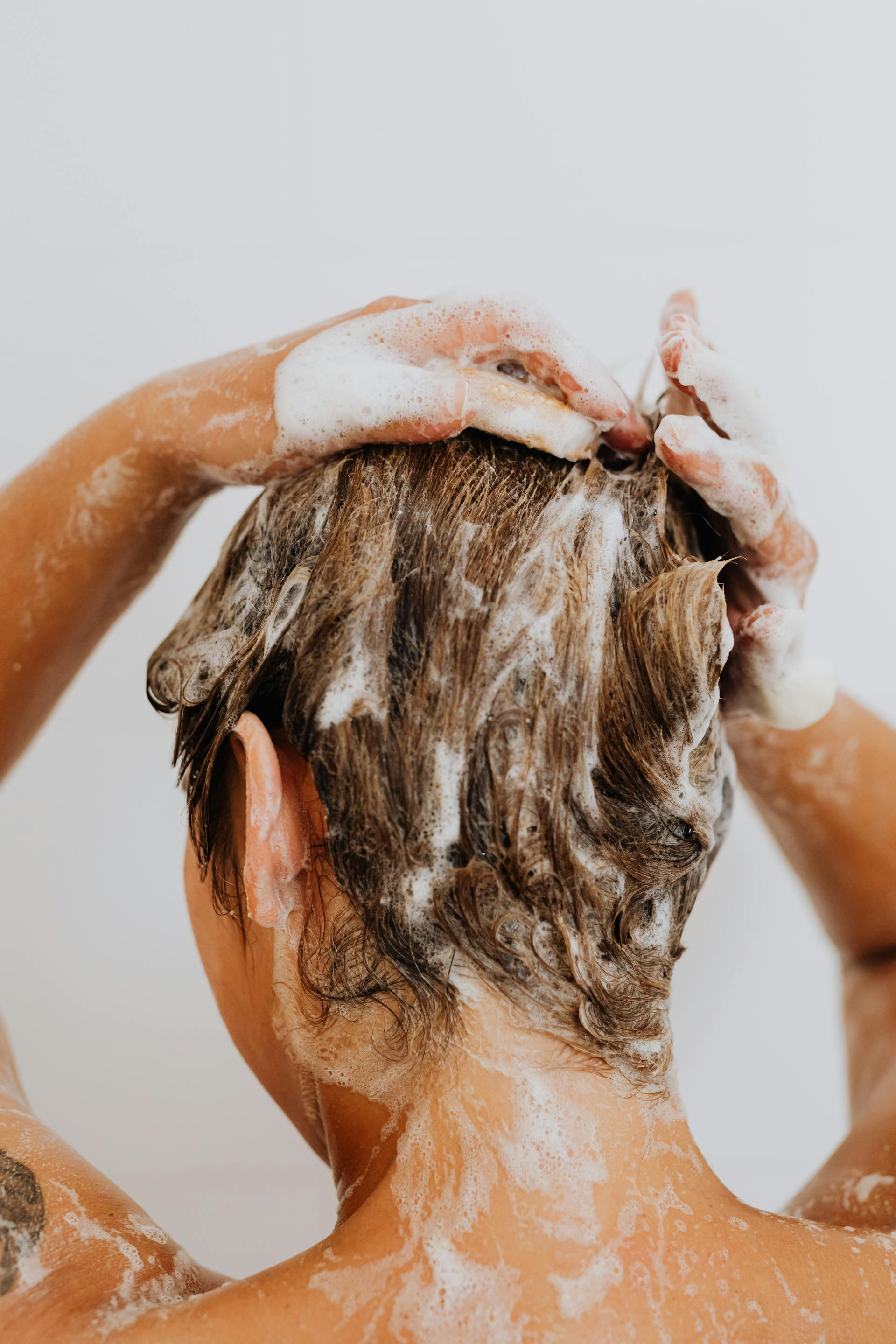 A woman washing her hair | Source: Pexels