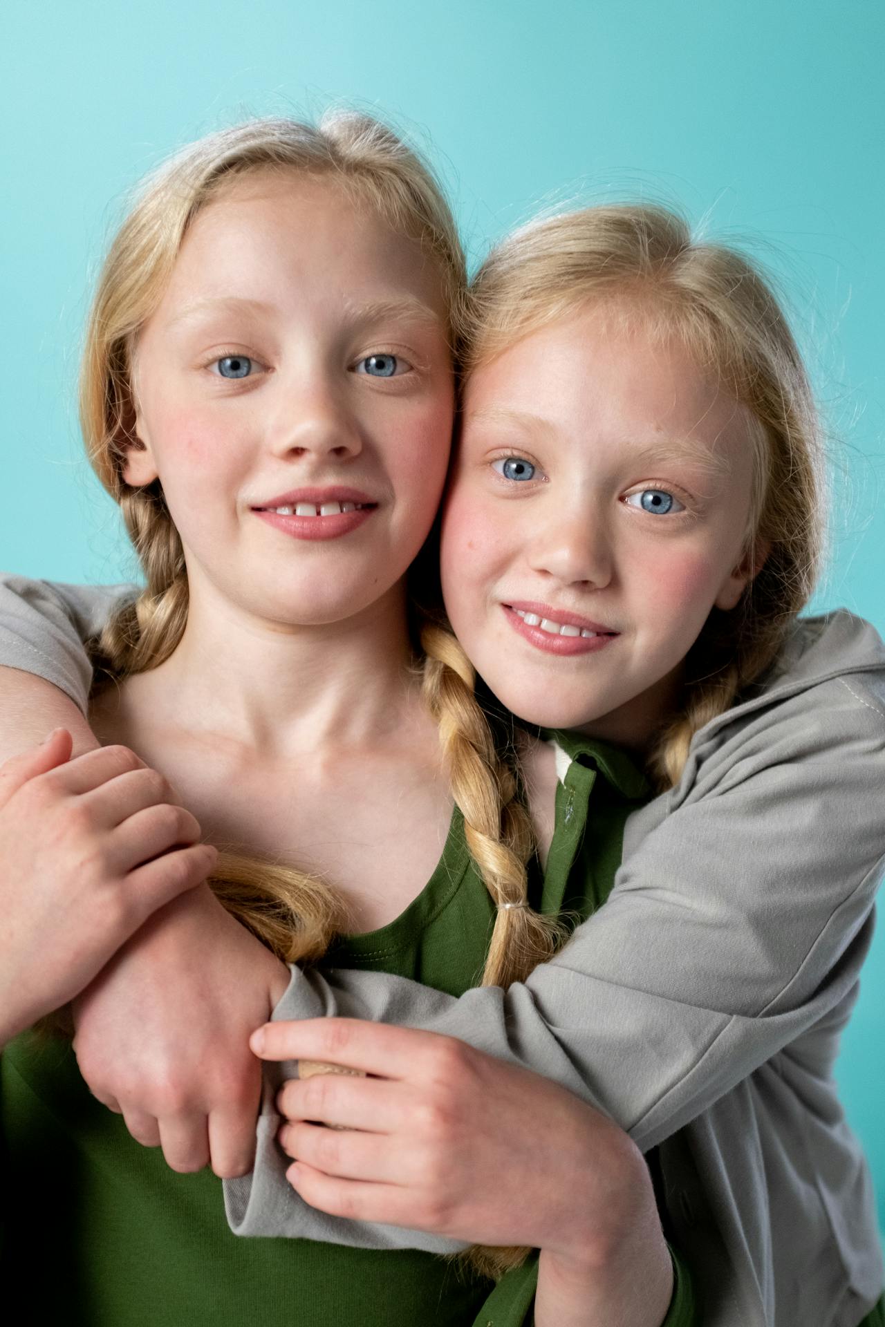 Twin teenage sisters | Source: Pexels