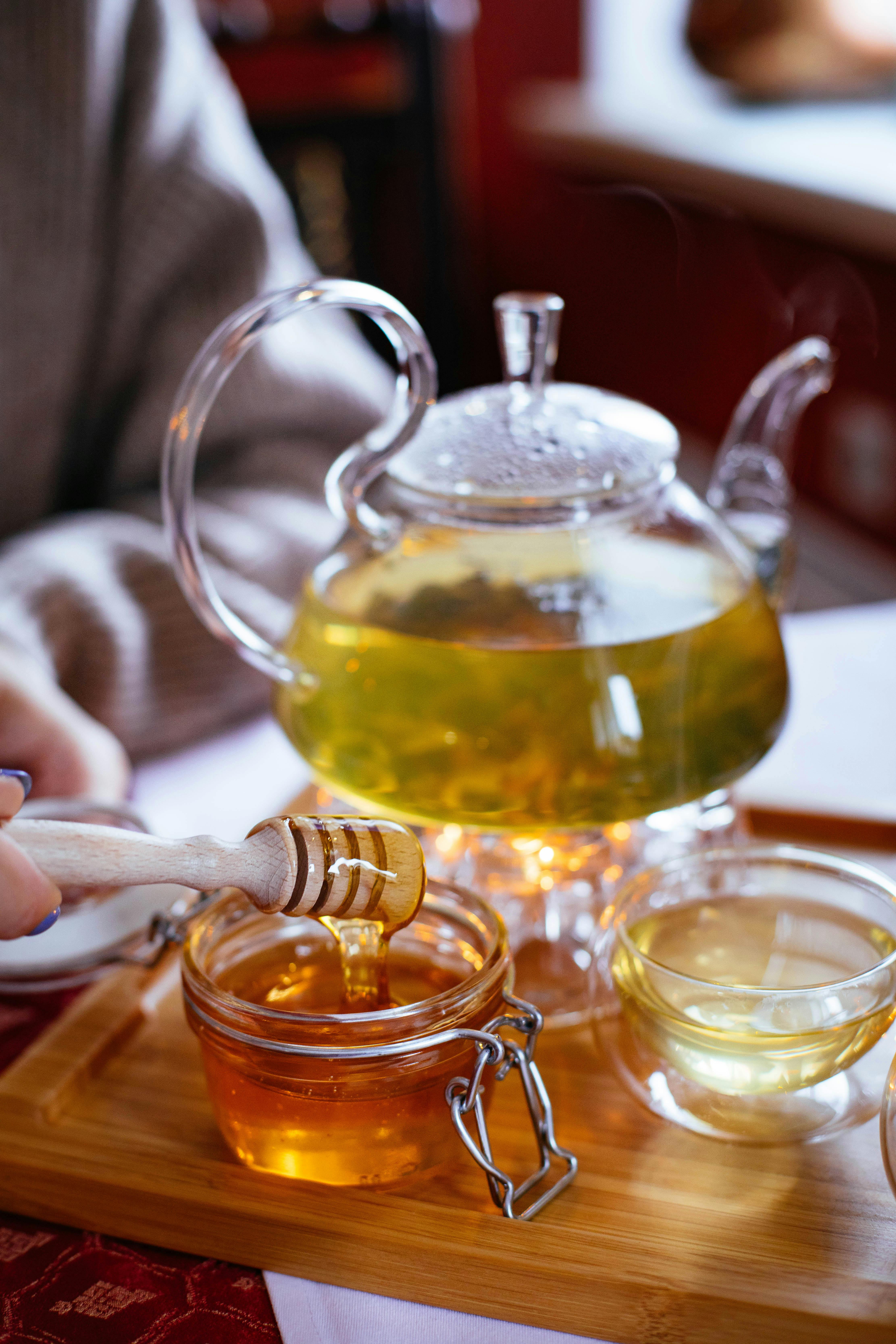 A pot of honey on a board | Source: Pexels