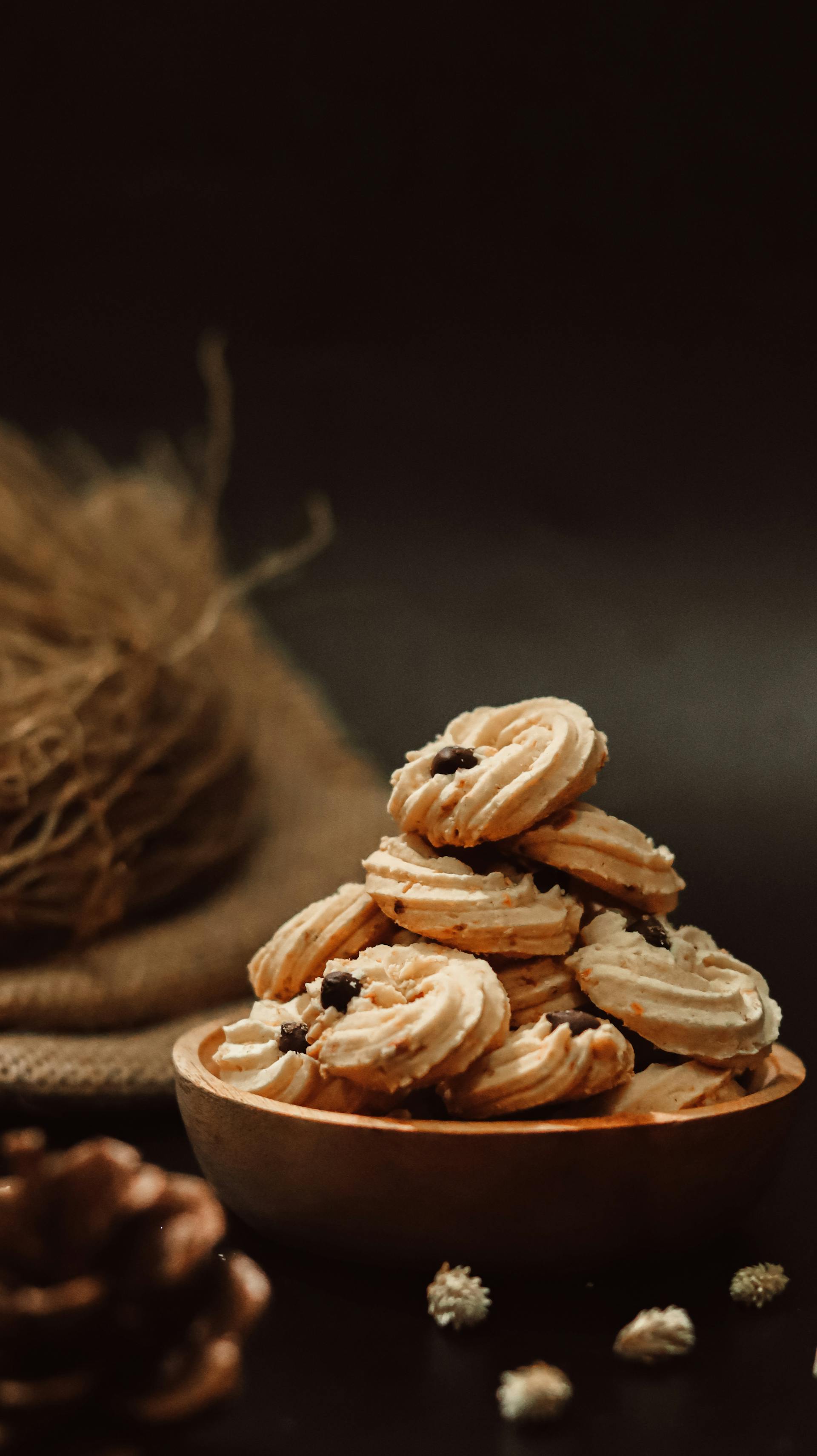 Ciasteczka z kawałkami czekolady w misce | Źródło: Pexels