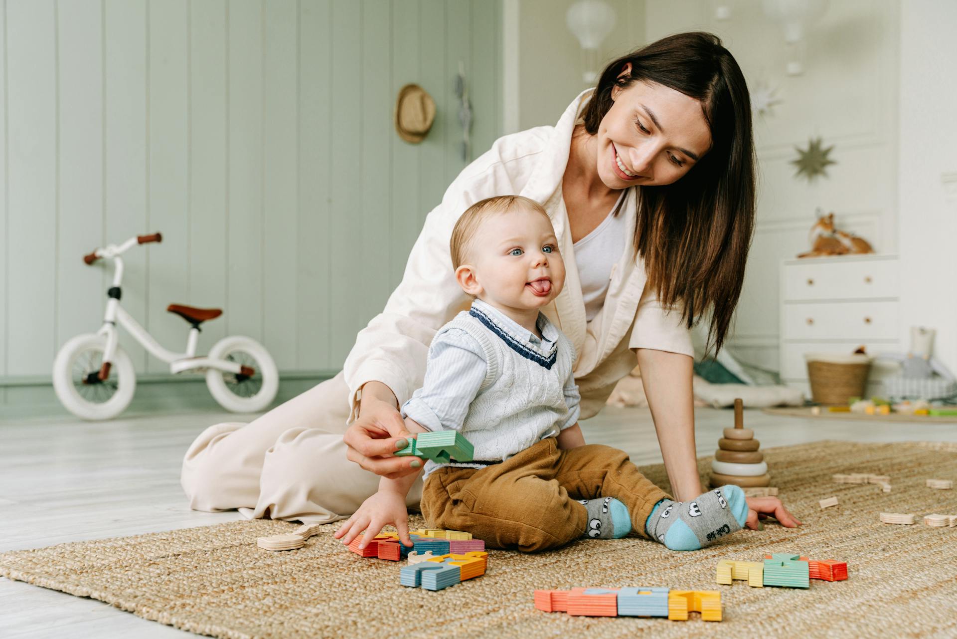 Uma mulher brincando com uma criança pequena | Fonte: Pexels