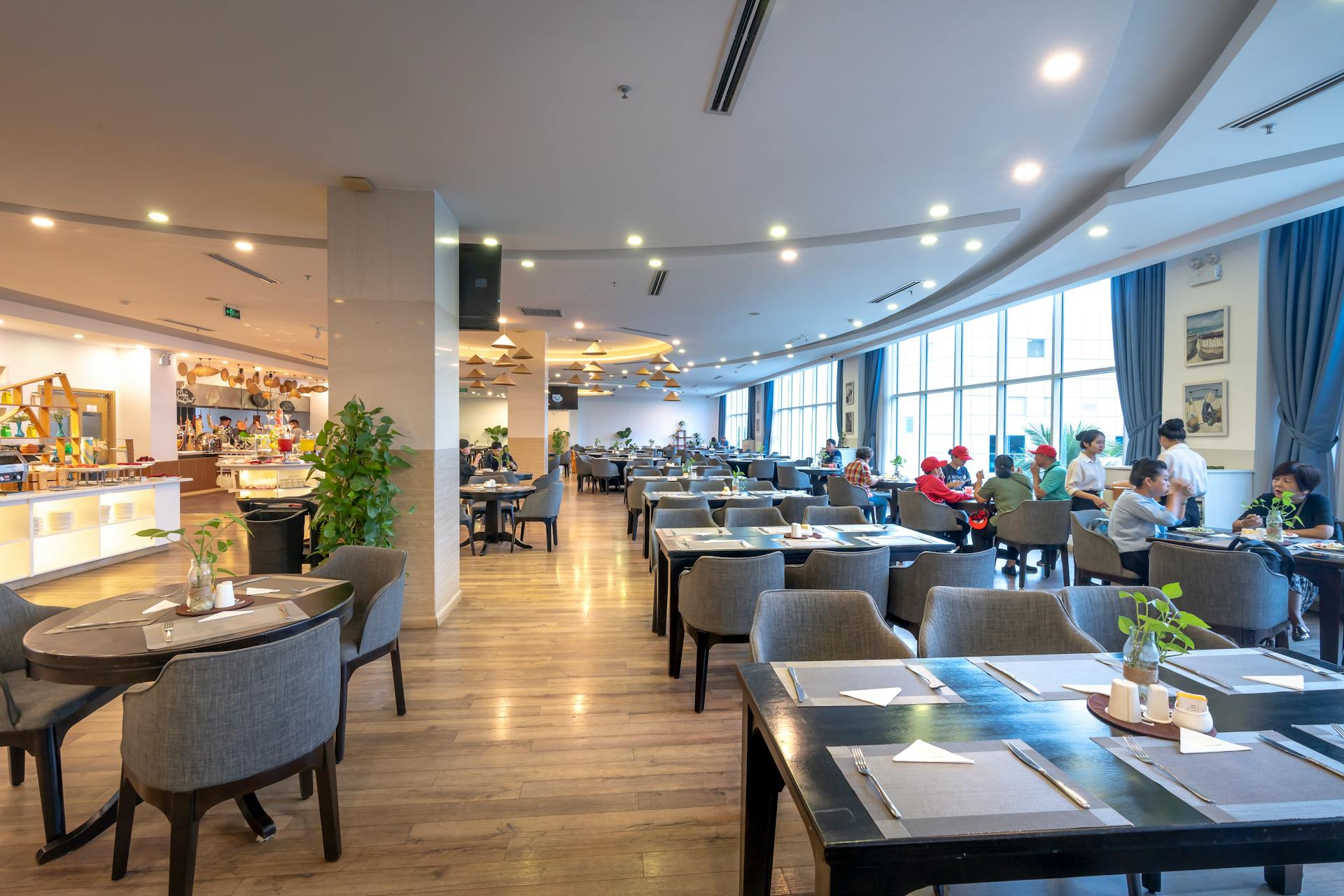 The interior of a restaurant | Source: Pexels