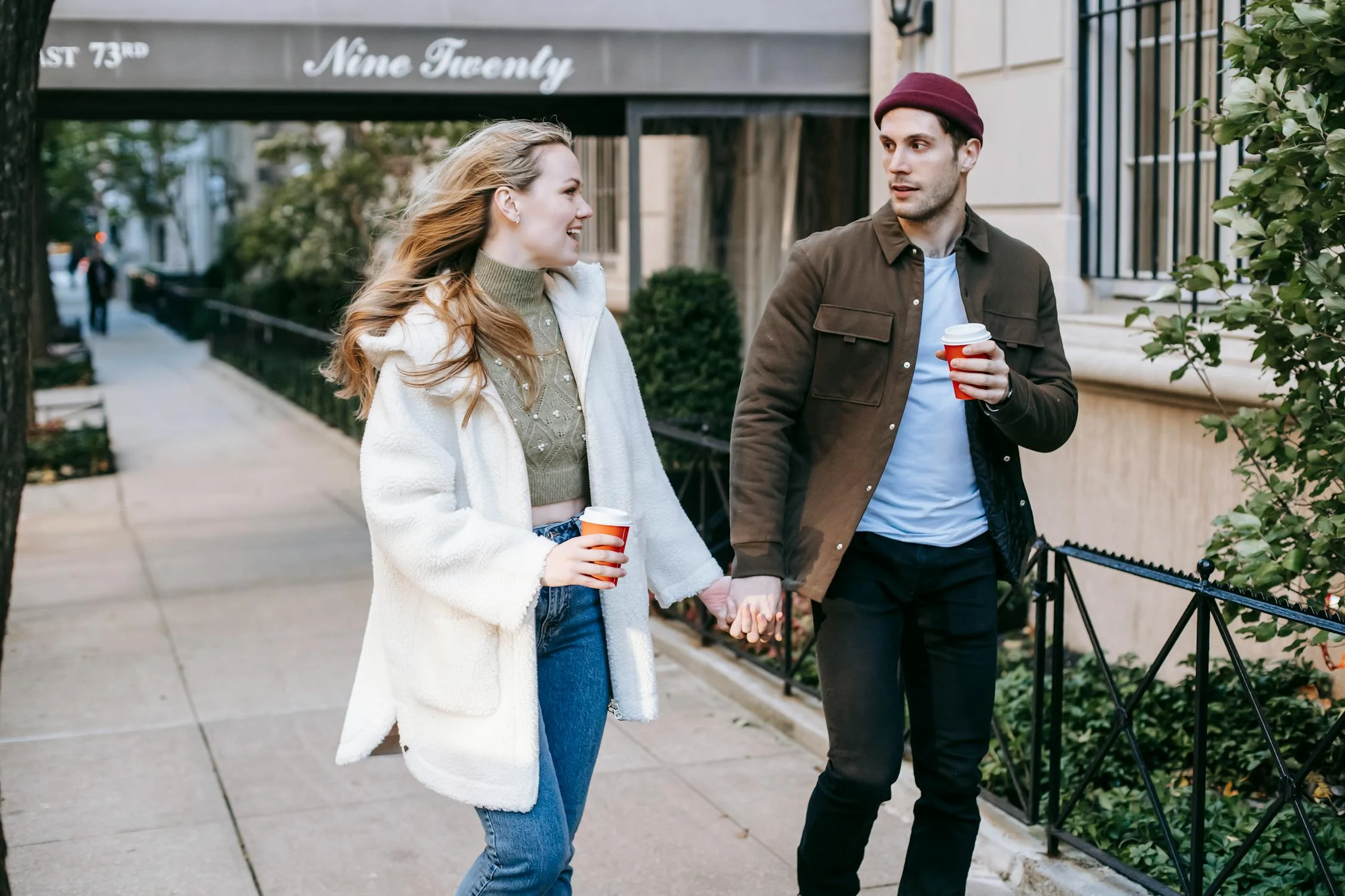 A young couple on a walk | Source: Pexels