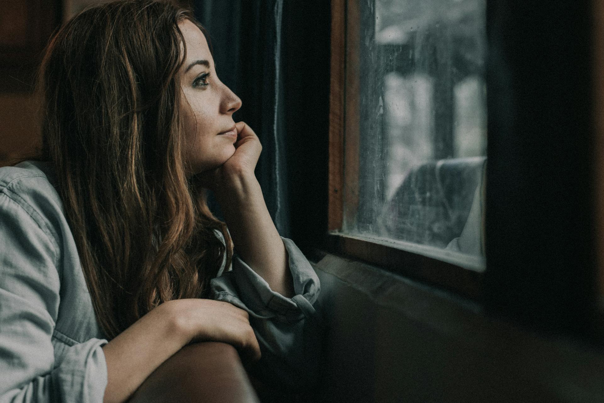 A woman looking out the window | Source: Pexels