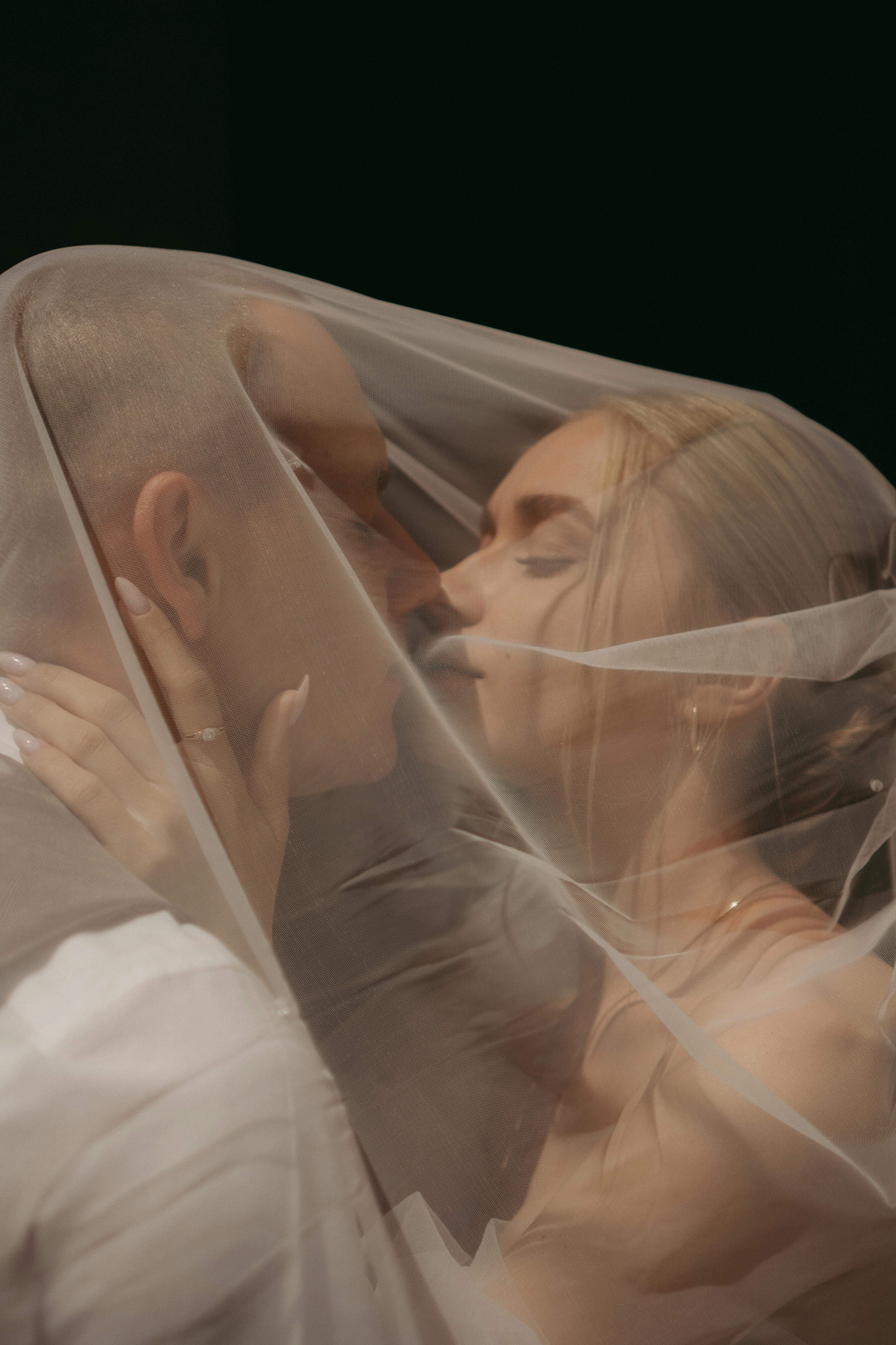 Bride and groom kiss on their wedding day | Source: Pexels