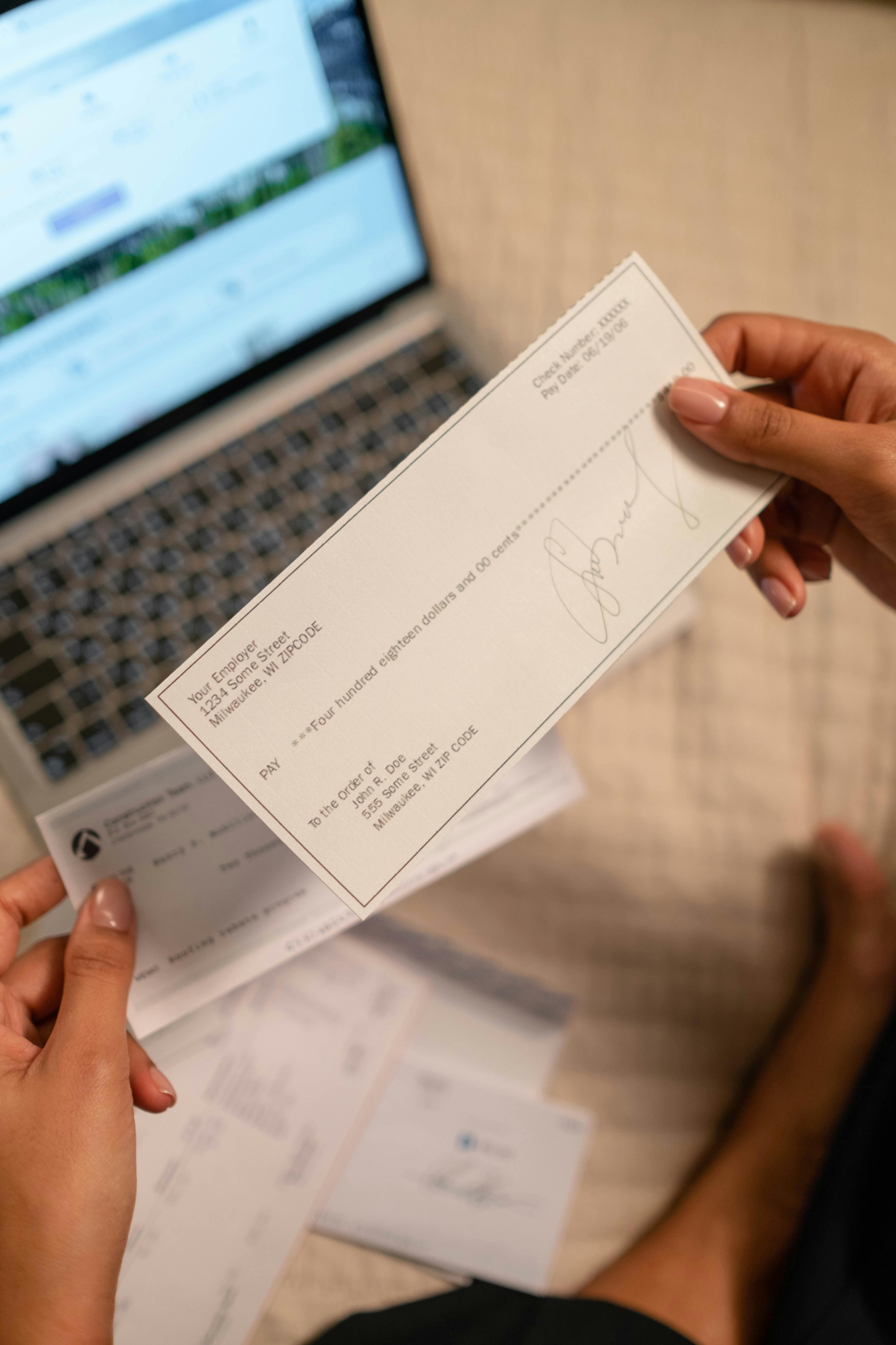 A person holding a check | Source: Pexels