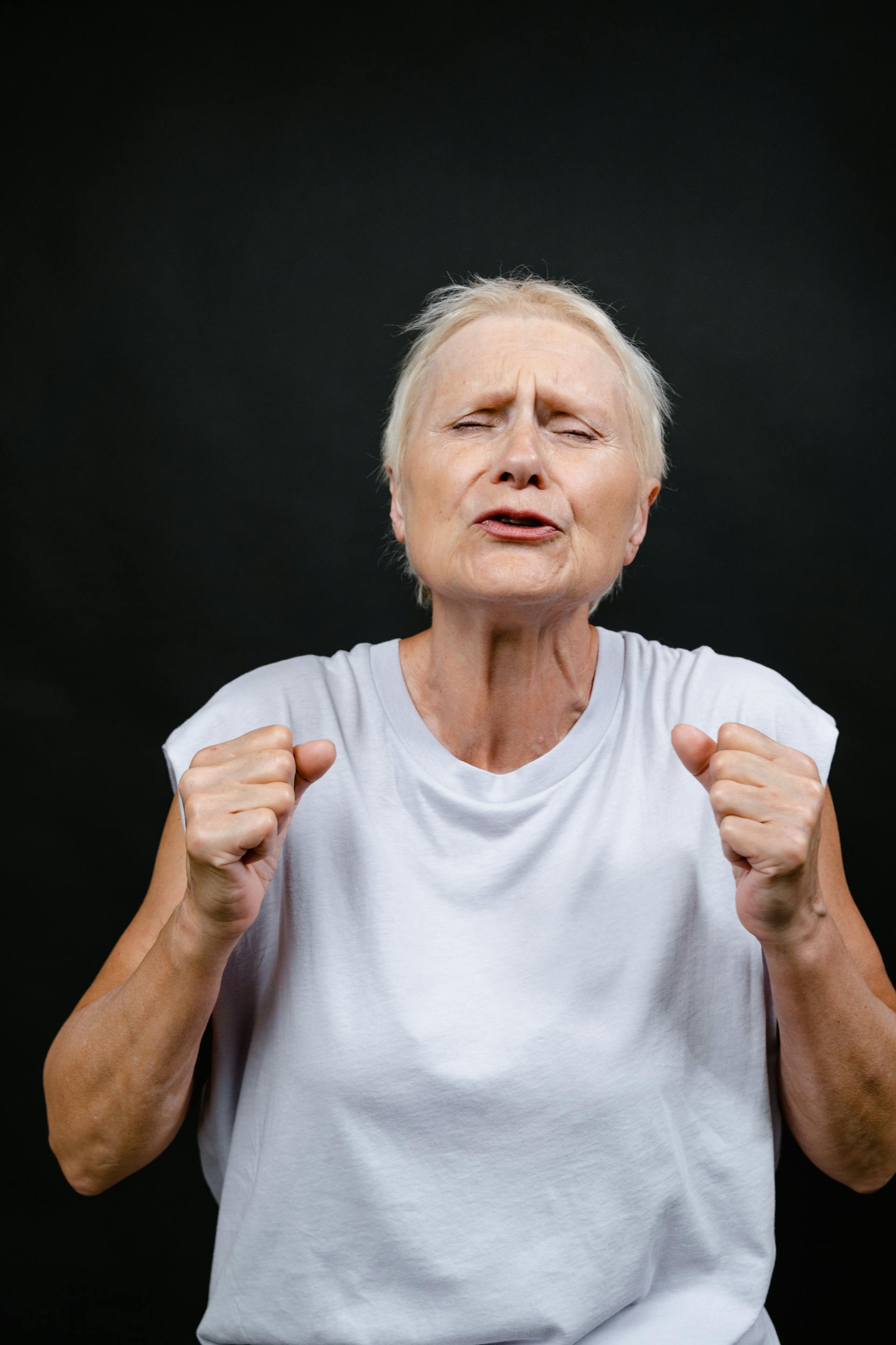A plaintive woman shaking her fists | Source: Pexels