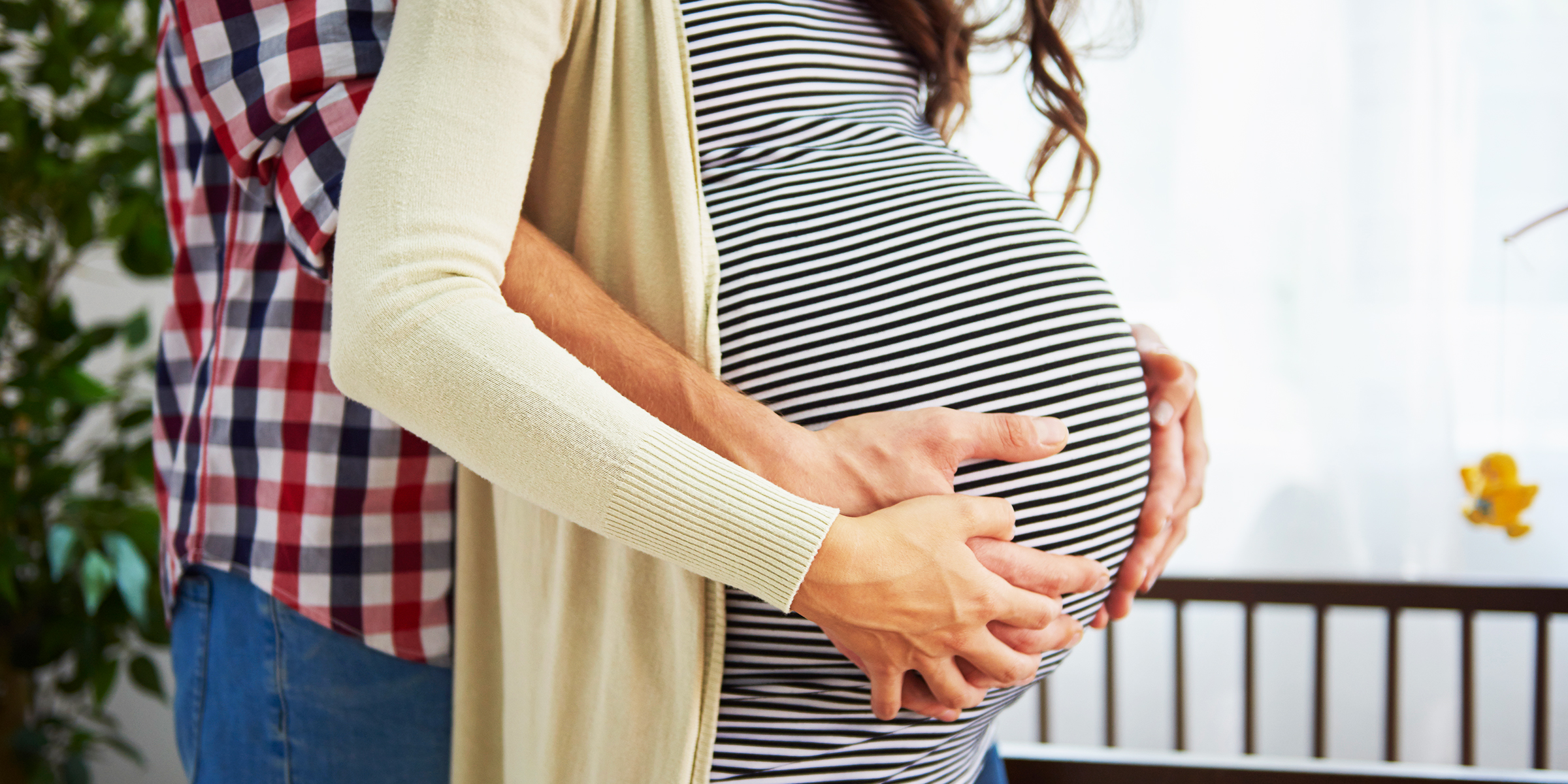 A couple holding a pregnant belly | Source: Freepik