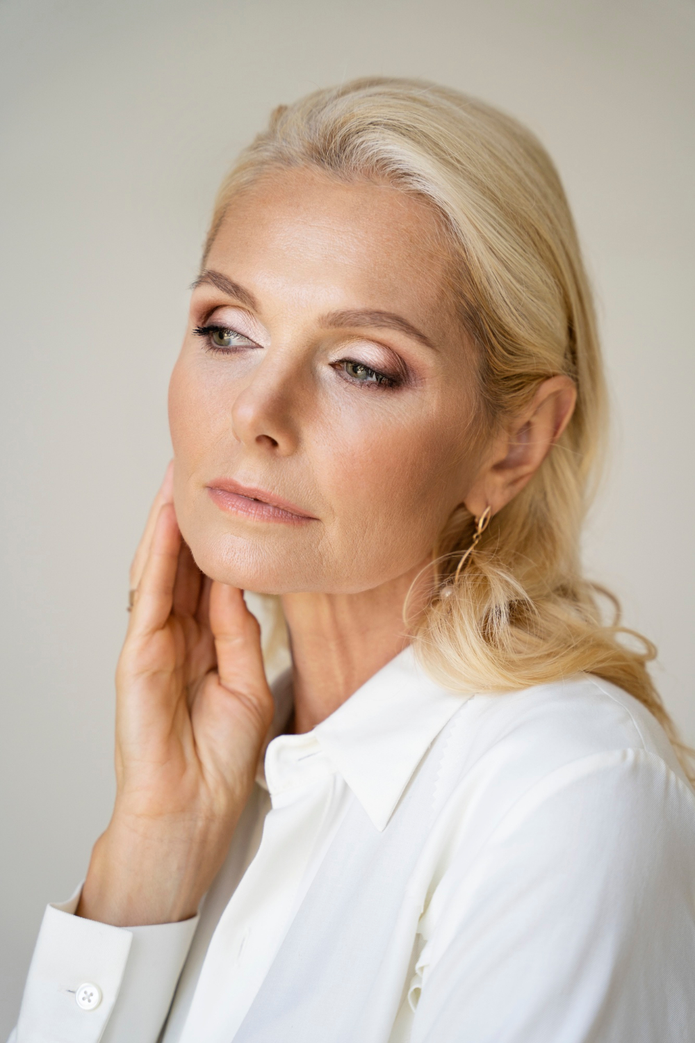 A stressed woman | Source: Freepik