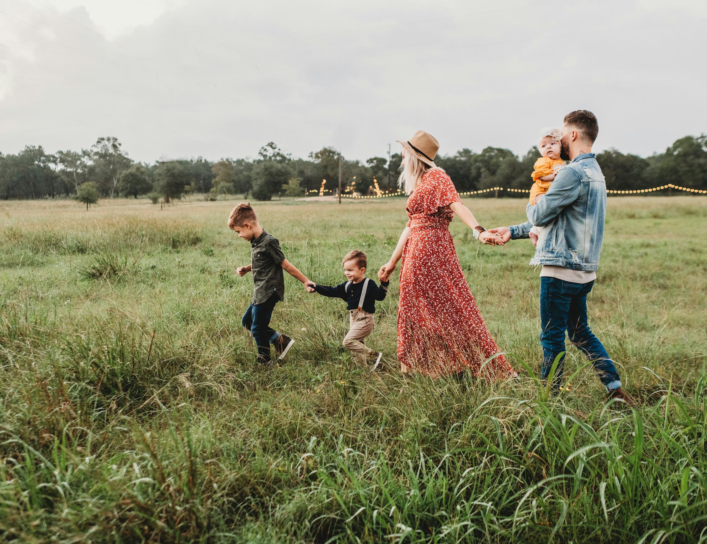 Uma família caminhando pelos campos | Fonte: Unsplash