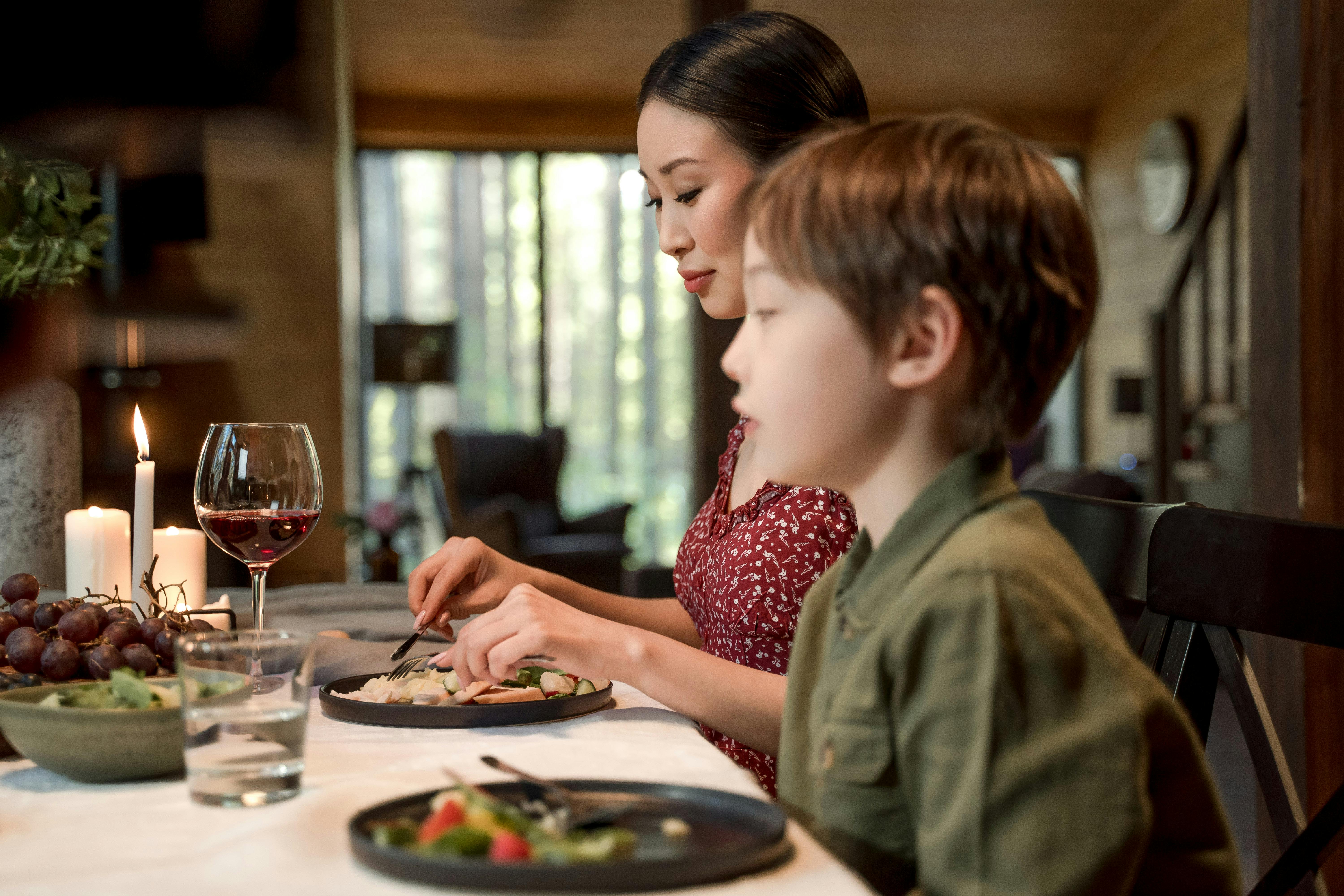 Mother and son having dinner | Source: Pexels