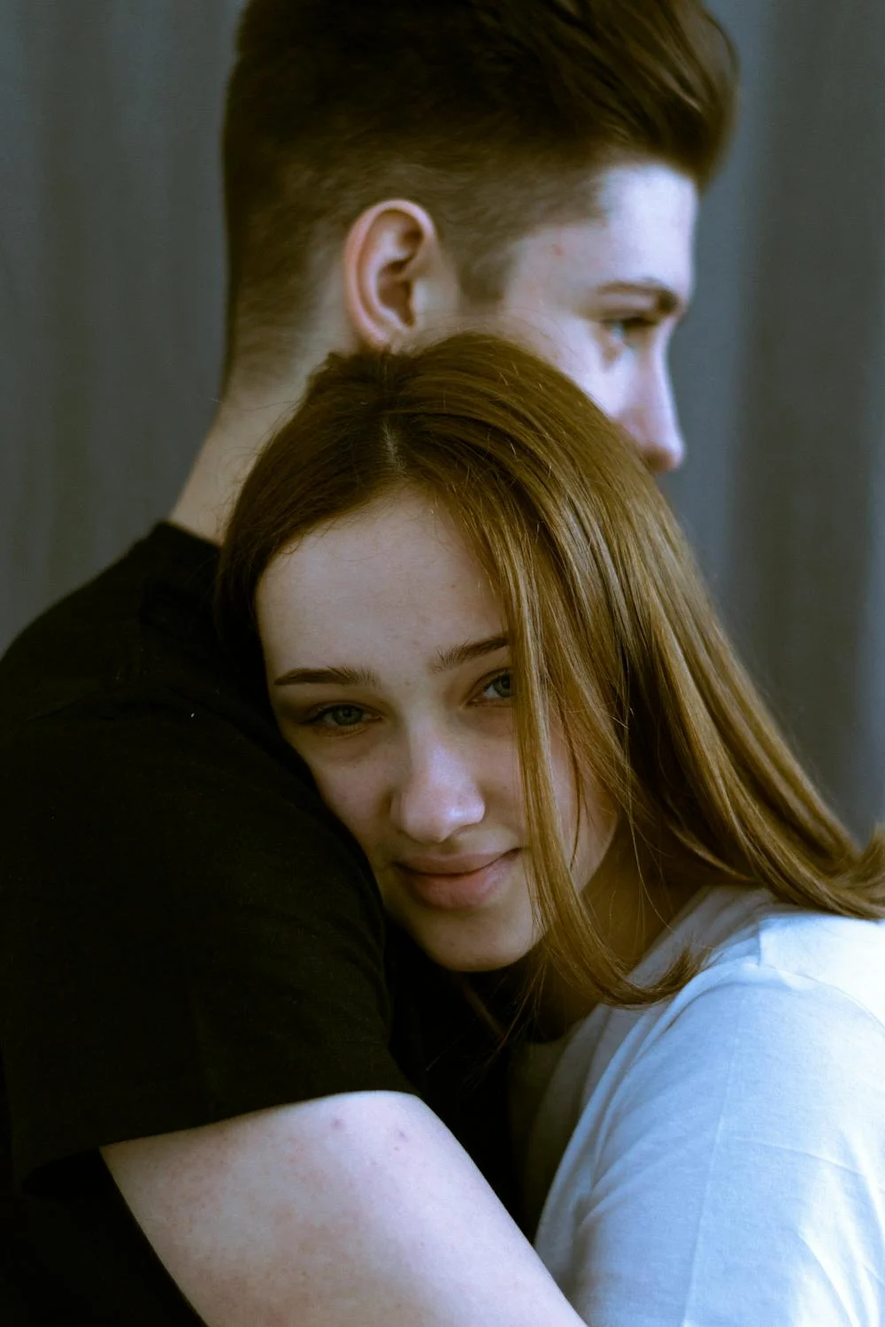 A man hugging his girlfriend | Source: Pexels
