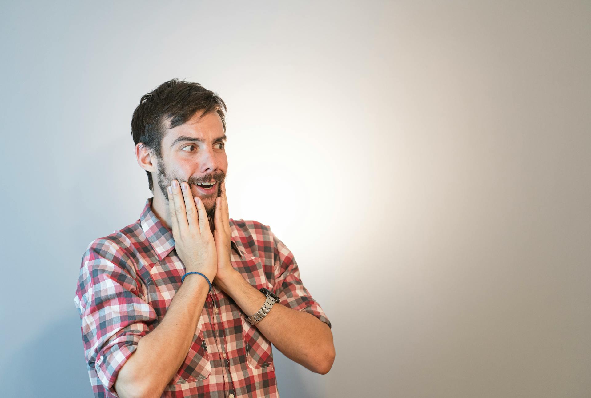 A man staring at someone in disbelief | Source: Pexels