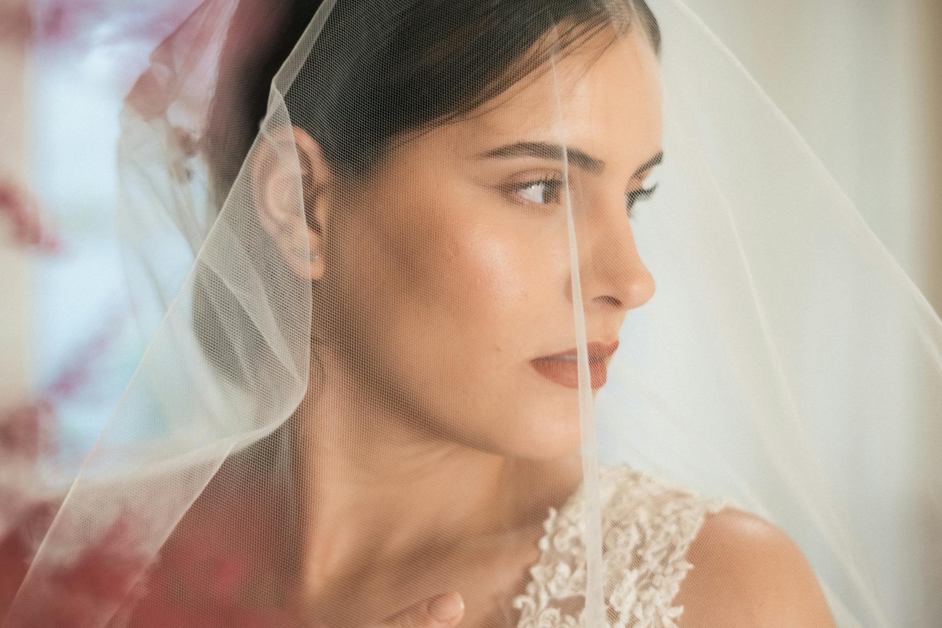 A serious bride looking to the side | Source: Pexels