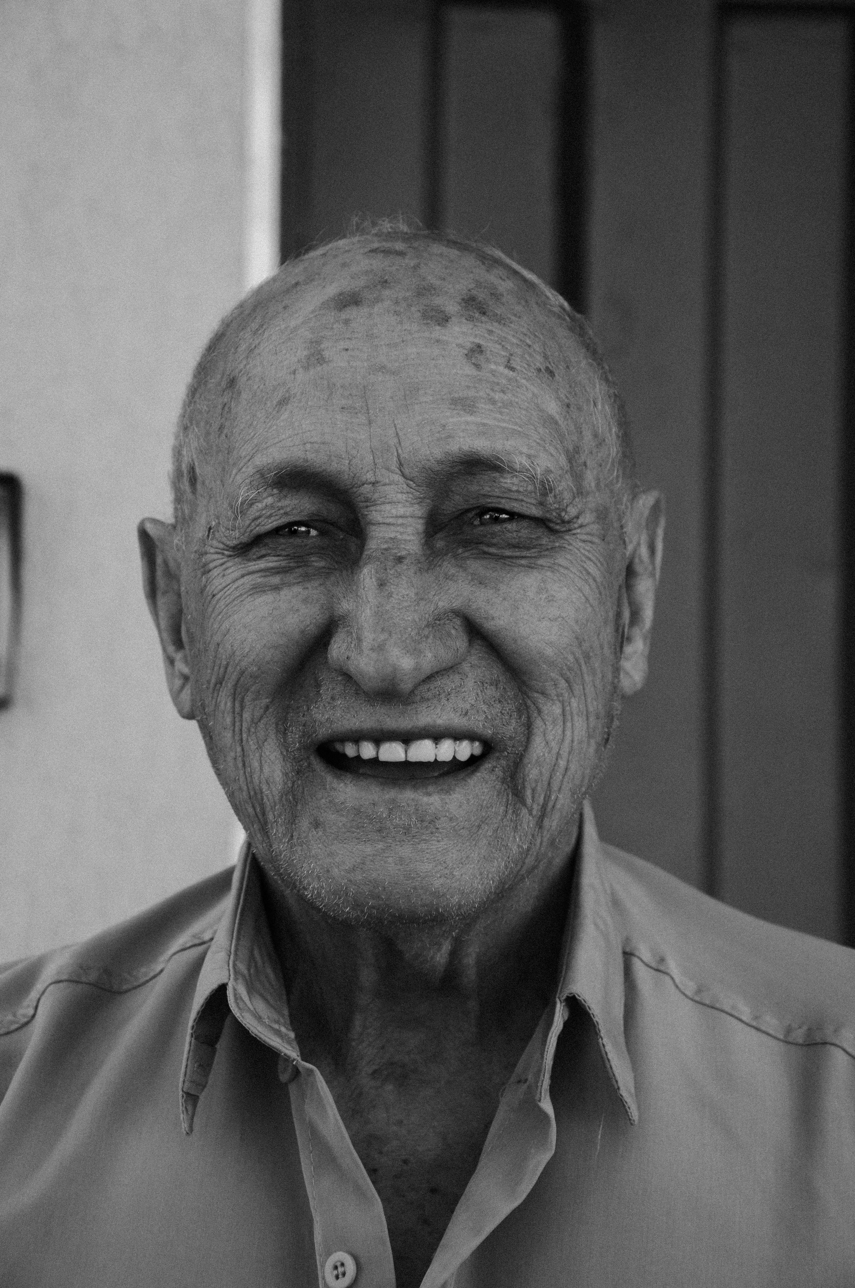 A black and white photo of a smiling elderly man | Source: Pexels