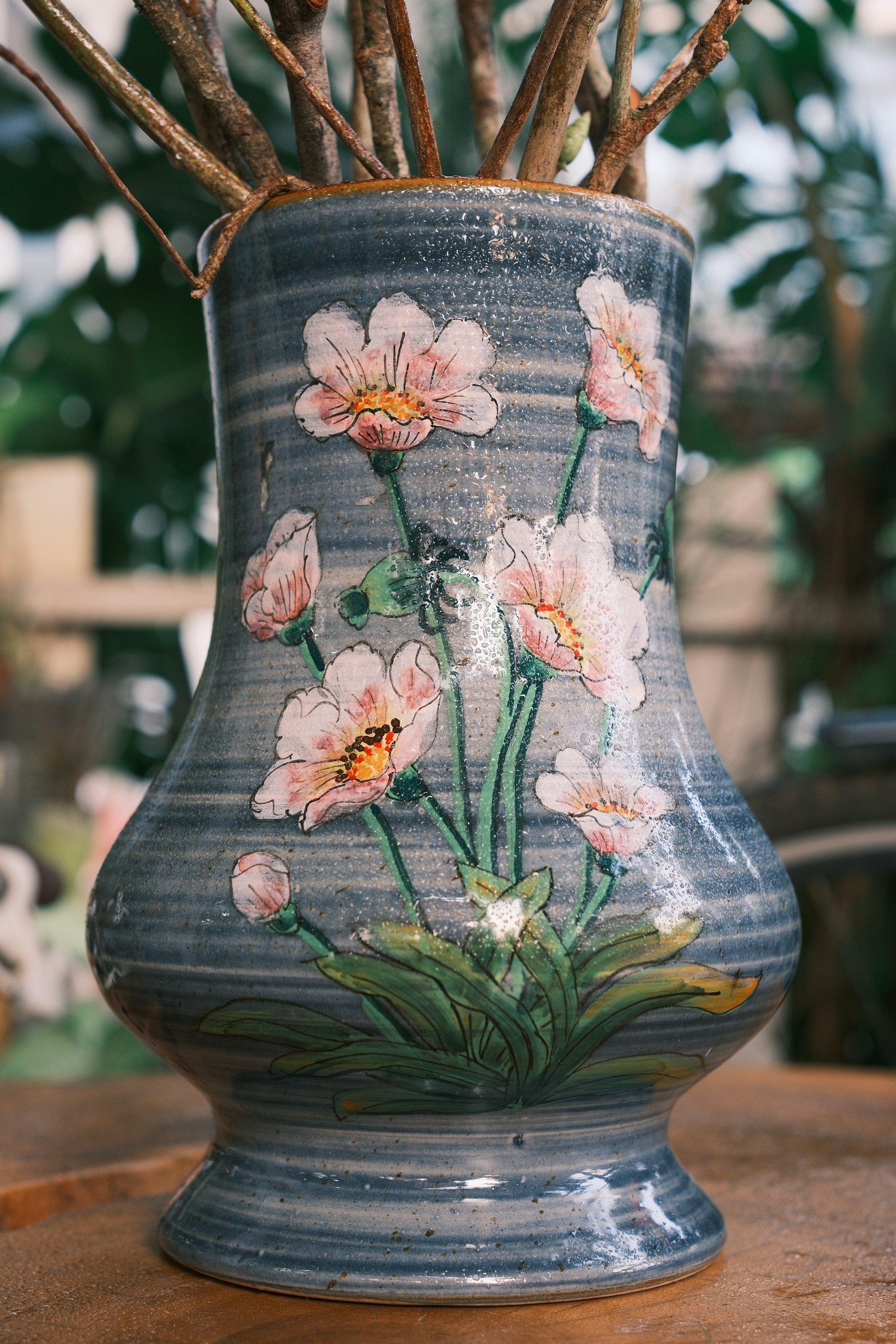 A hand-painted vase lying on a table | Source: Unsplash
