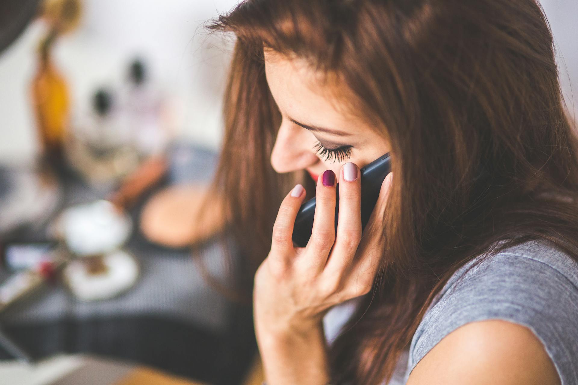 Uma mulher falando com seu irmão ao telefone | Fonte: Pexels