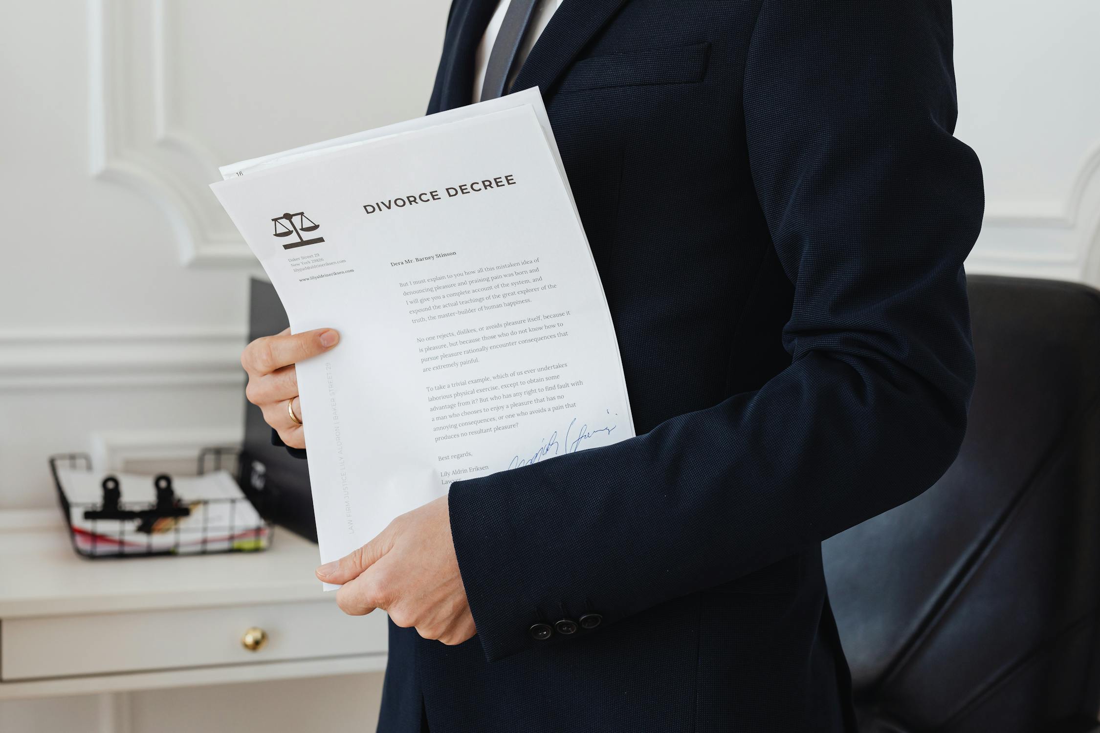 Un avocat tenant des papiers de divorce ⏐ Source : Pexels