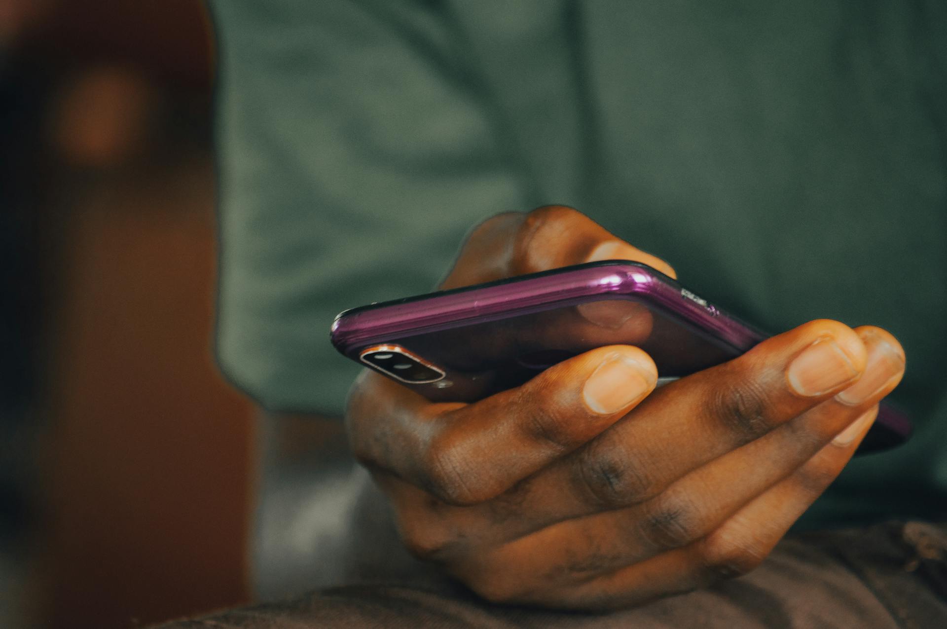 A man holding his phone | Source: Pexels
