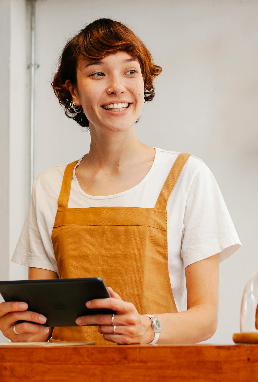 A barista looking to her side | Source: Pexels