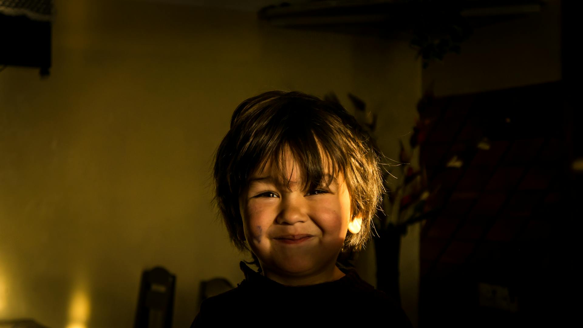 A boy in a darkened room | Source: Pexels