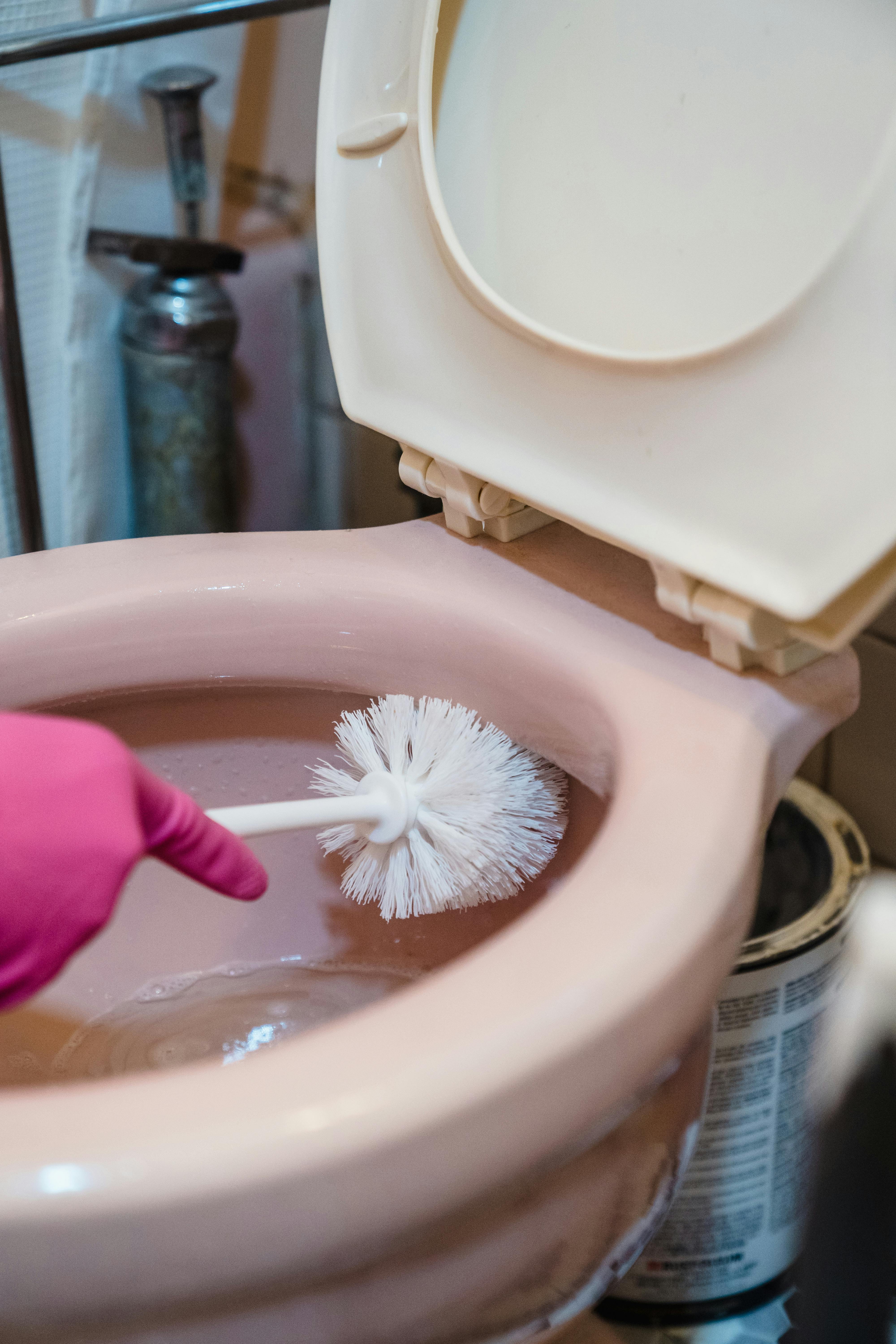 A toilet brush being used | Source: Pexels