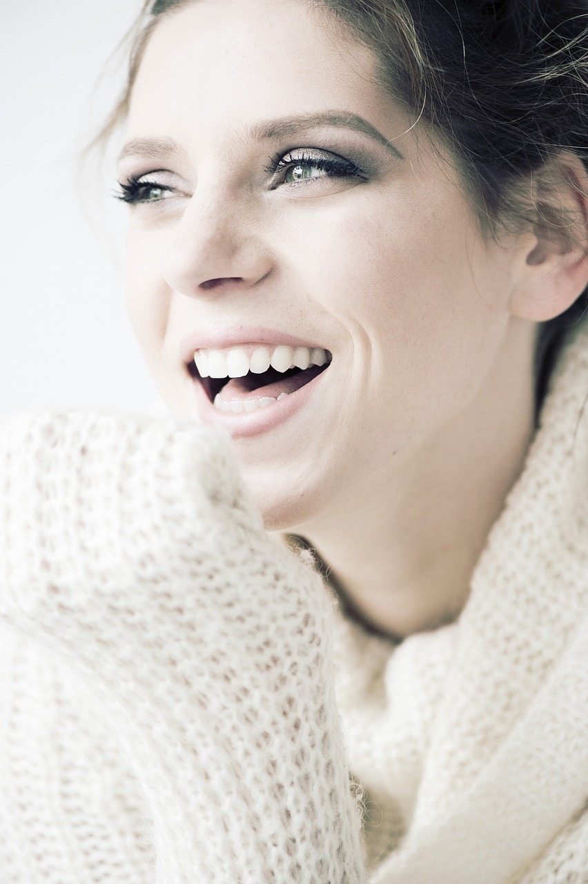 A close up of a smiling woman | Source: Pixabay
