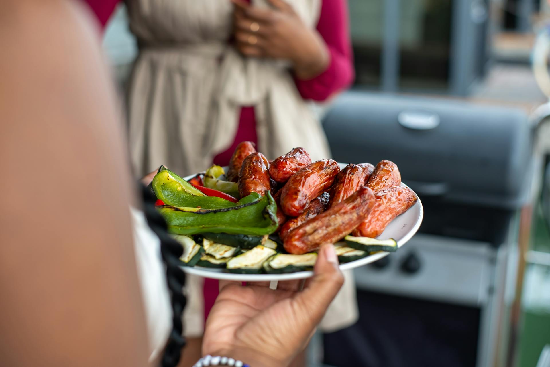 Uma mulher segurando comida em um prato | Fonte: Pexels